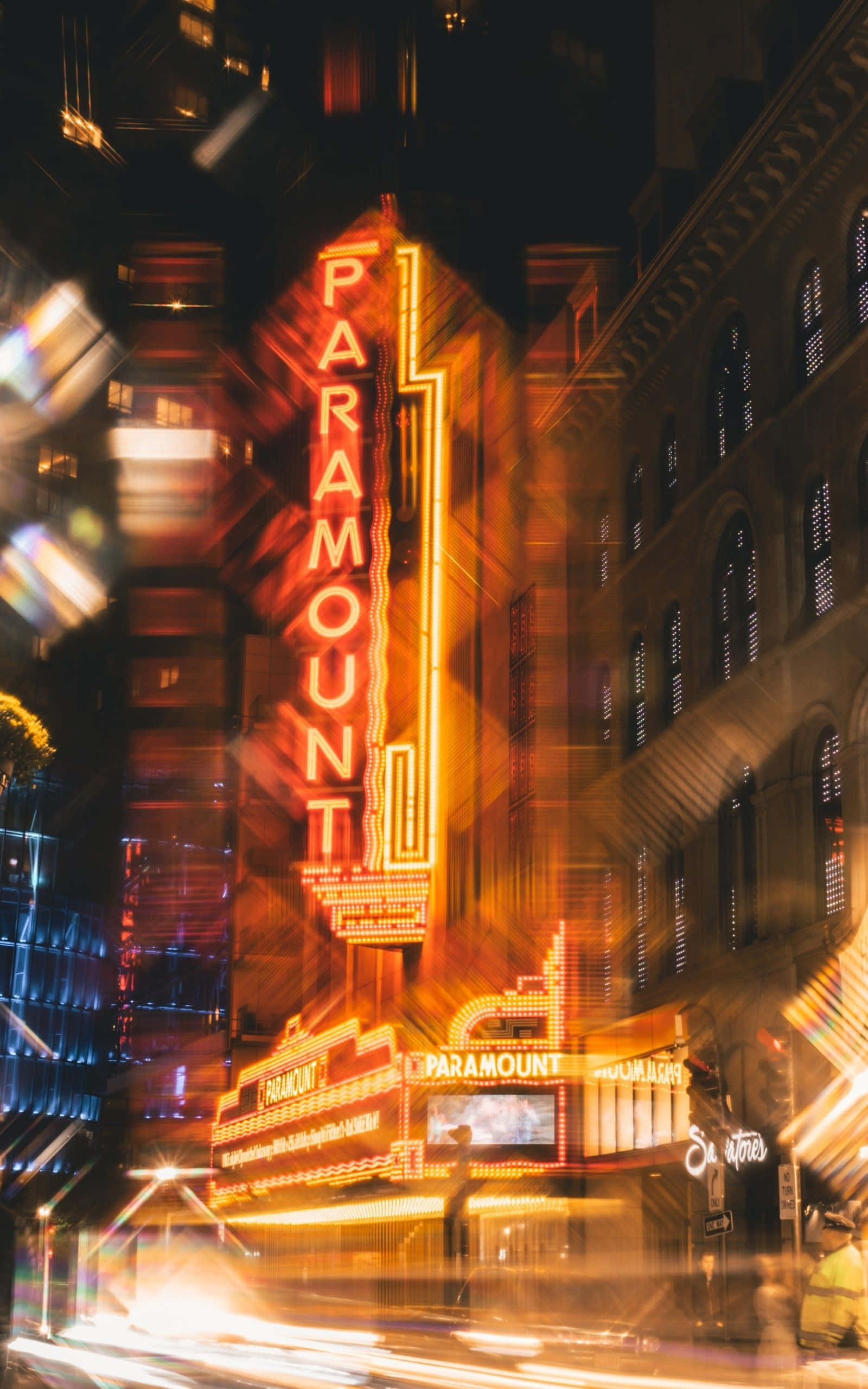Observa cómo las luces de Neon City cobran vida por la noche Fondos de pantalla