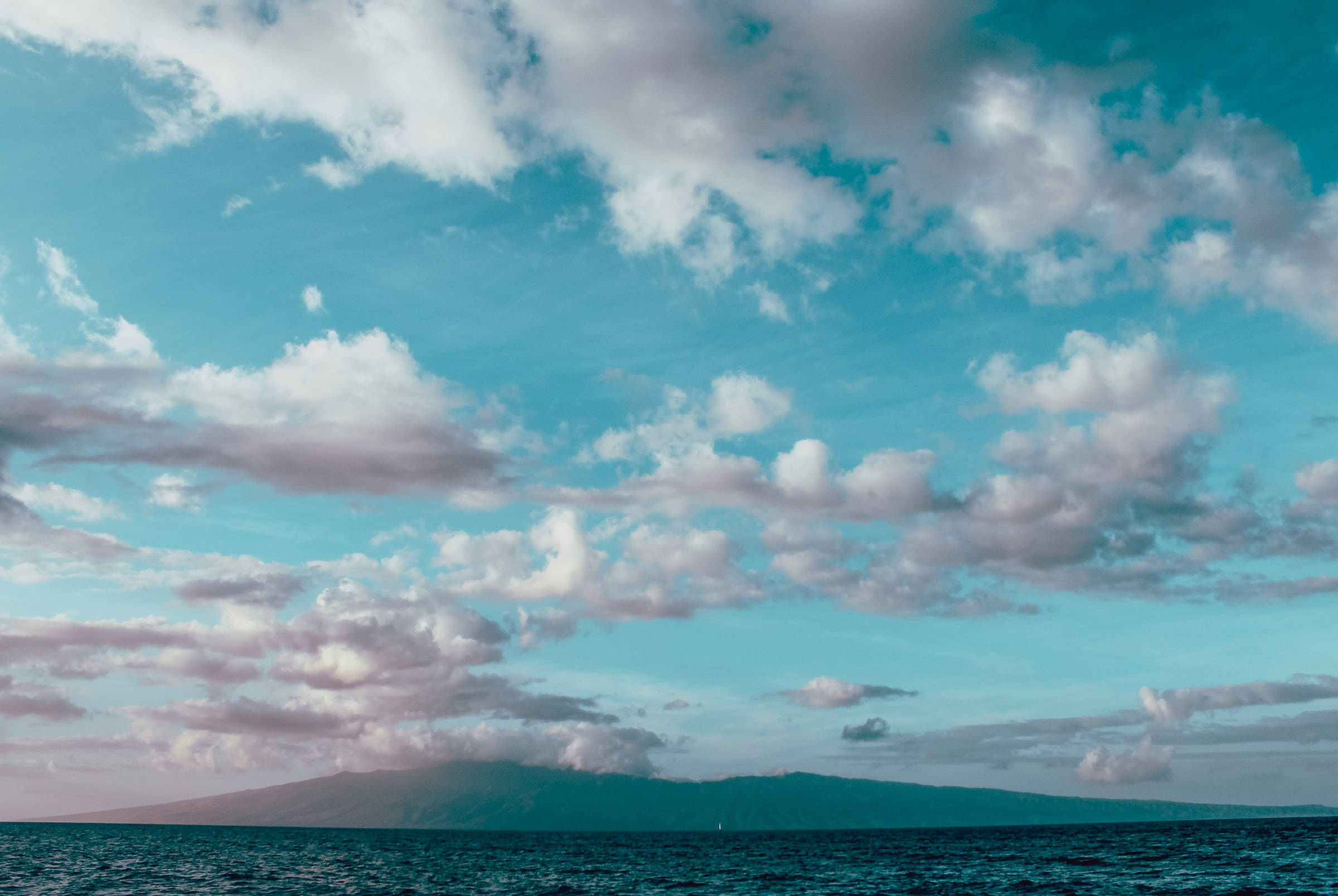 Océano azul claro con cielo nublado Fondos de pantalla
