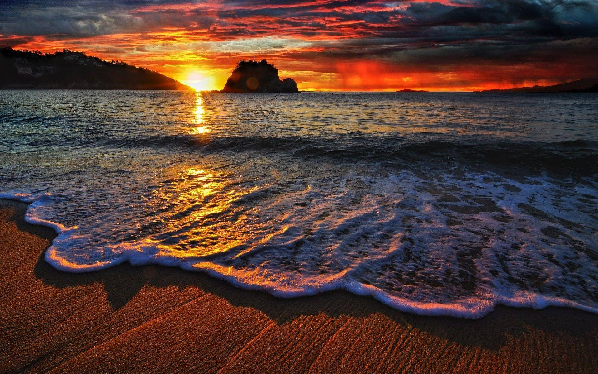 Olas del atardecer en la orilla del océano Fondos de pantalla