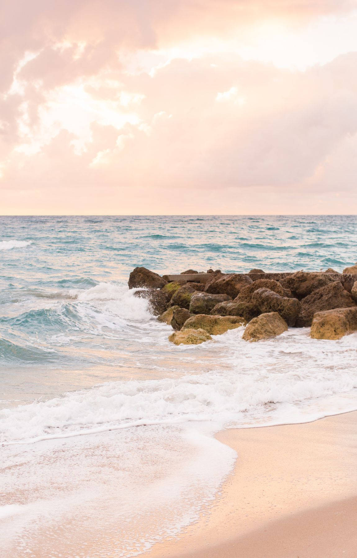 Olas Espumosas en la Playa al Amanecer Fondos de pantalla