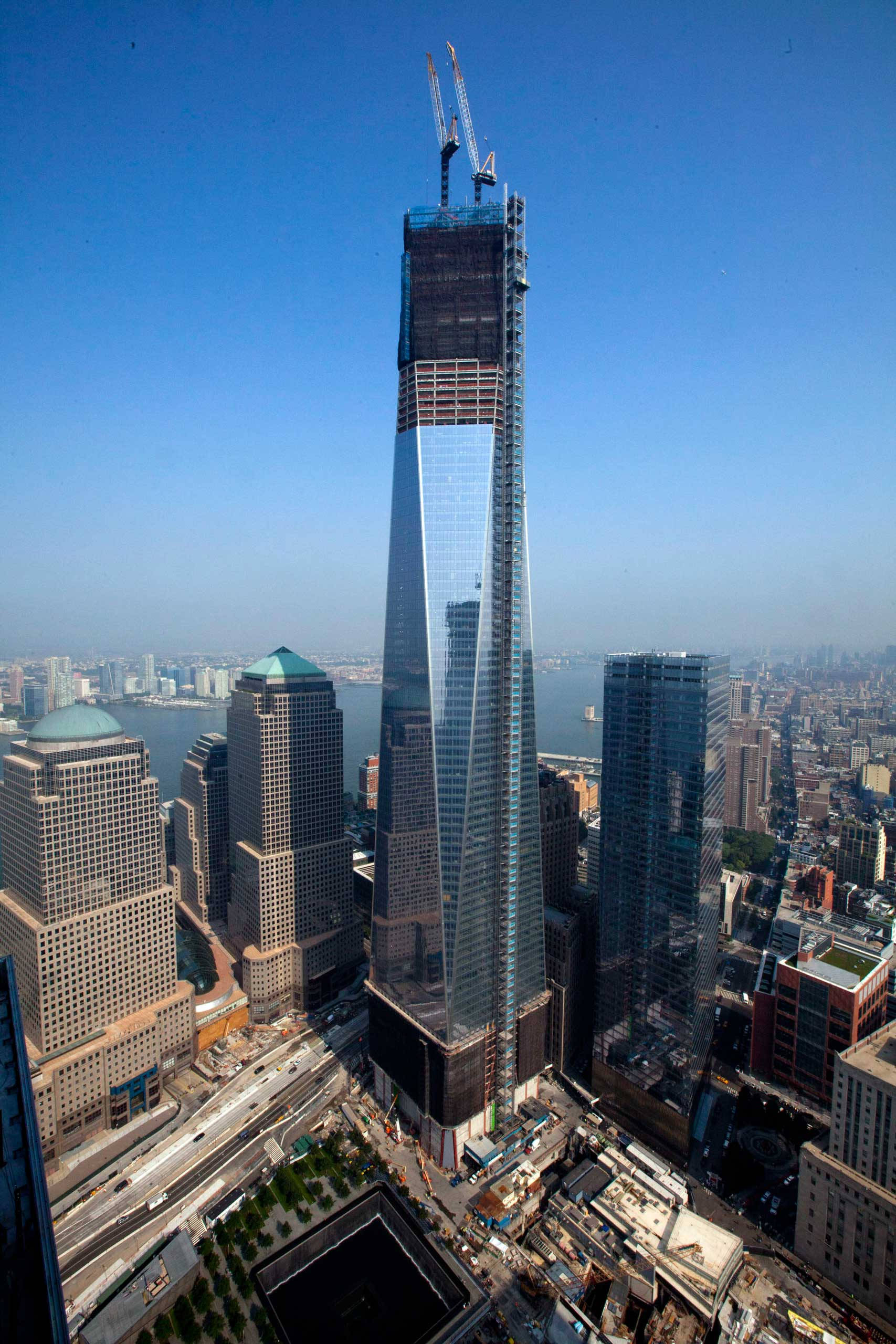 One World Trade Center con Grúas Fondos de pantalla