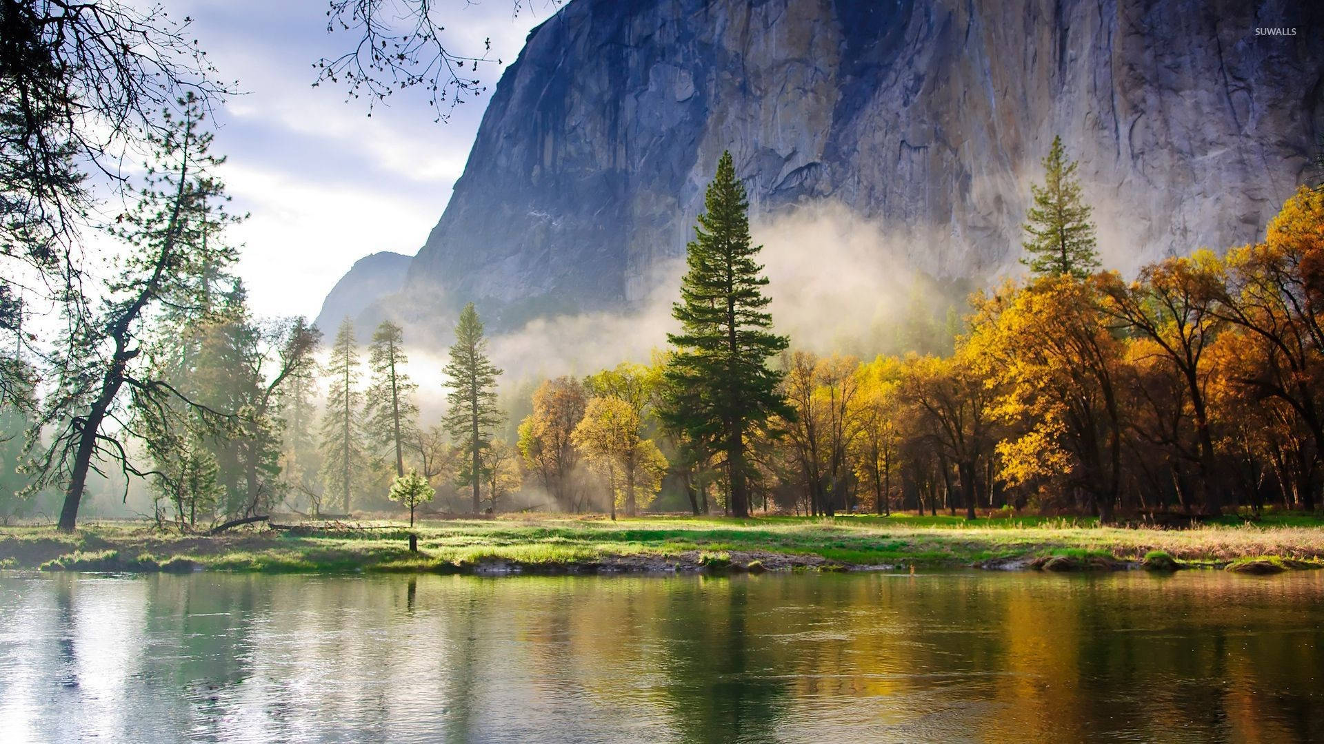 Orilla del Lago Otoñal con Bosque Neblinoso Fondos de pantalla