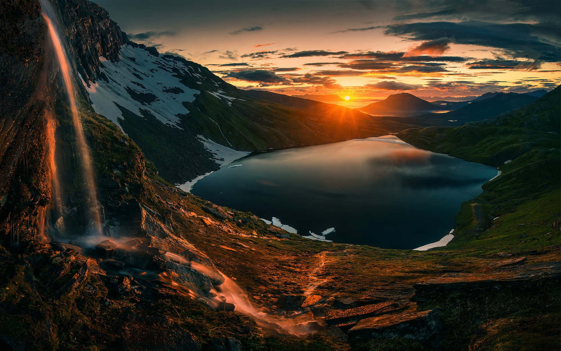 Paisaje de Cascada y Montañas al Atardecer Fondos de pantalla