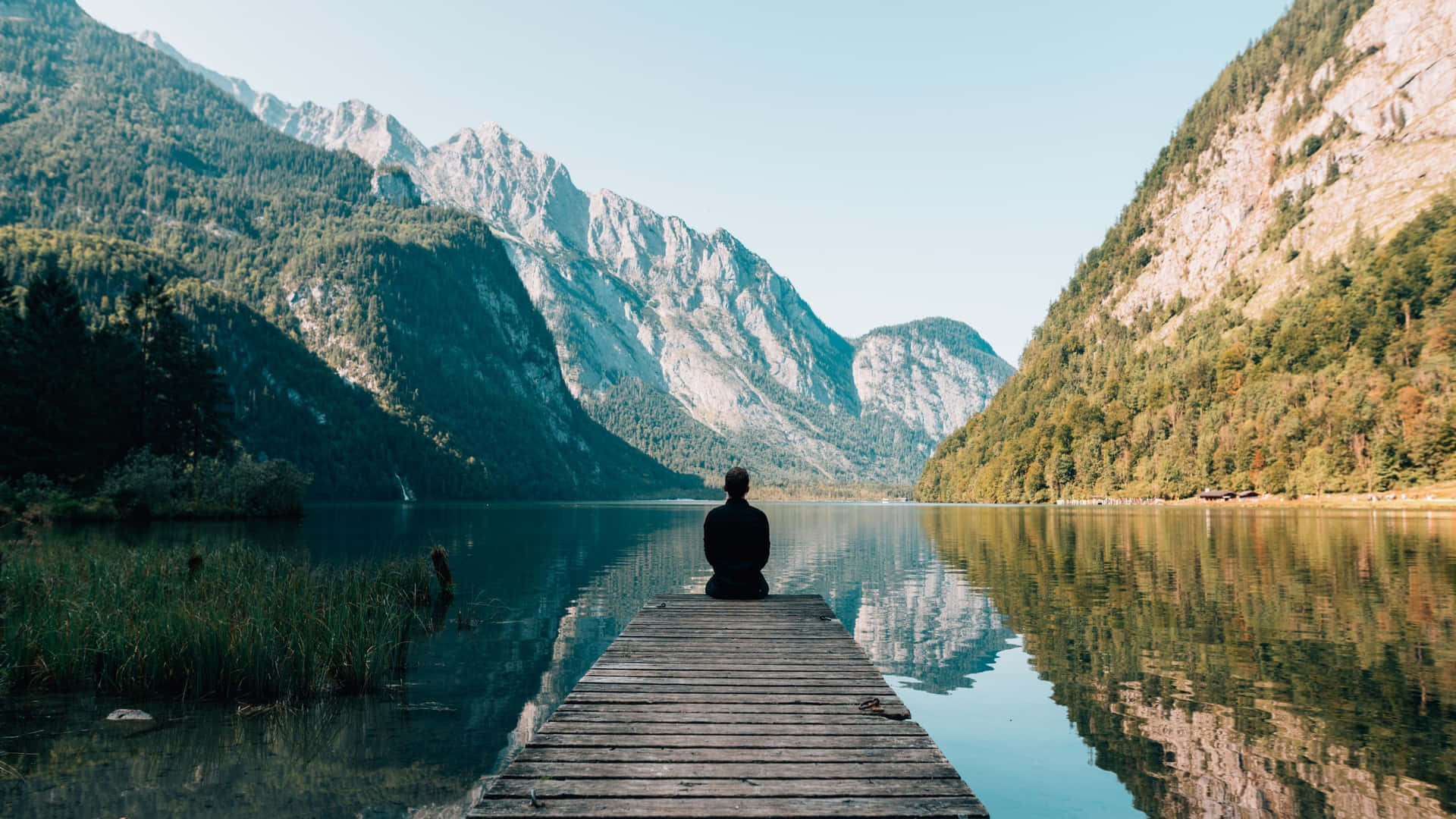 Paisaje de Montaña con Río Tranquilo 4K Monitor Fondos de pantalla