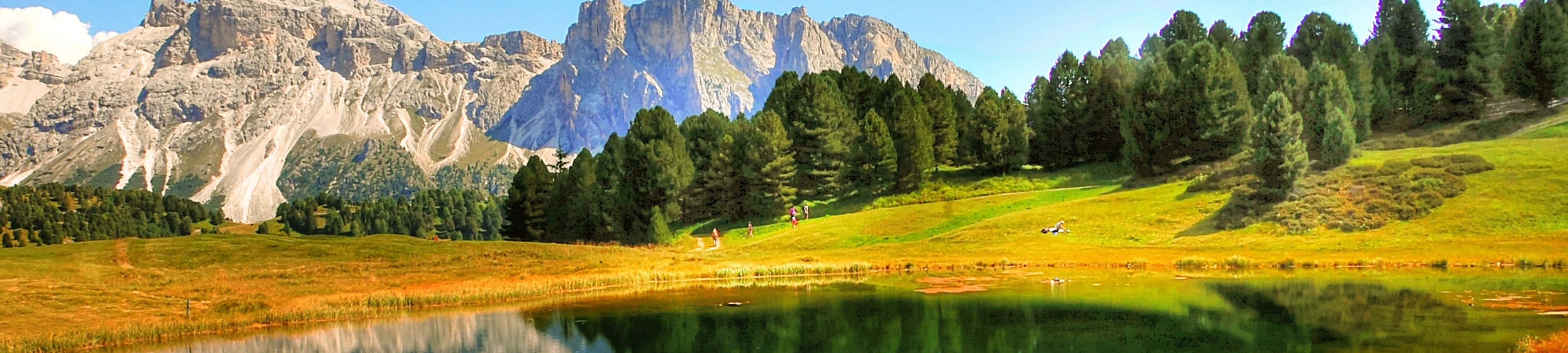 paisaje de montaña con lago y árboles Fondos de pantalla