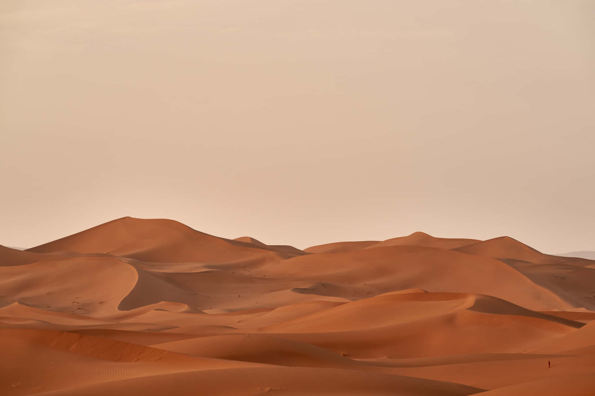 Paisaje desértico con dunas de arena y una tormenta de arena