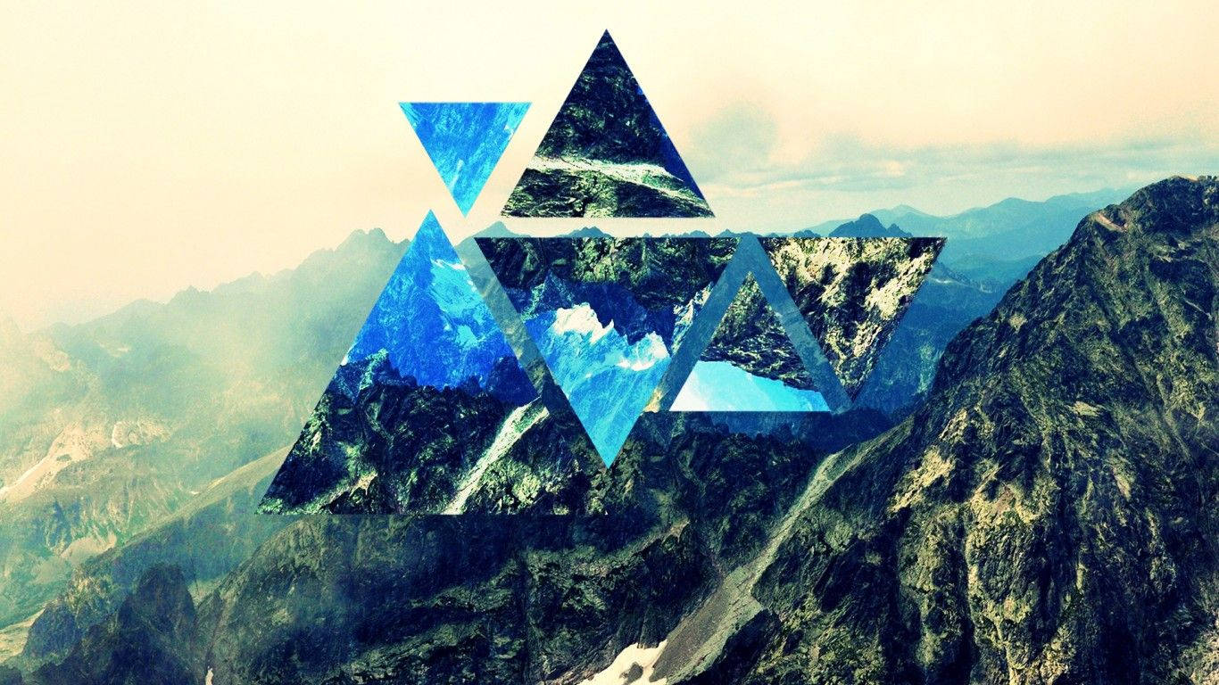 Paisaje geométrico con tres piedras triangulares afiladas frente a una montaña nevada. Fondos de pantalla