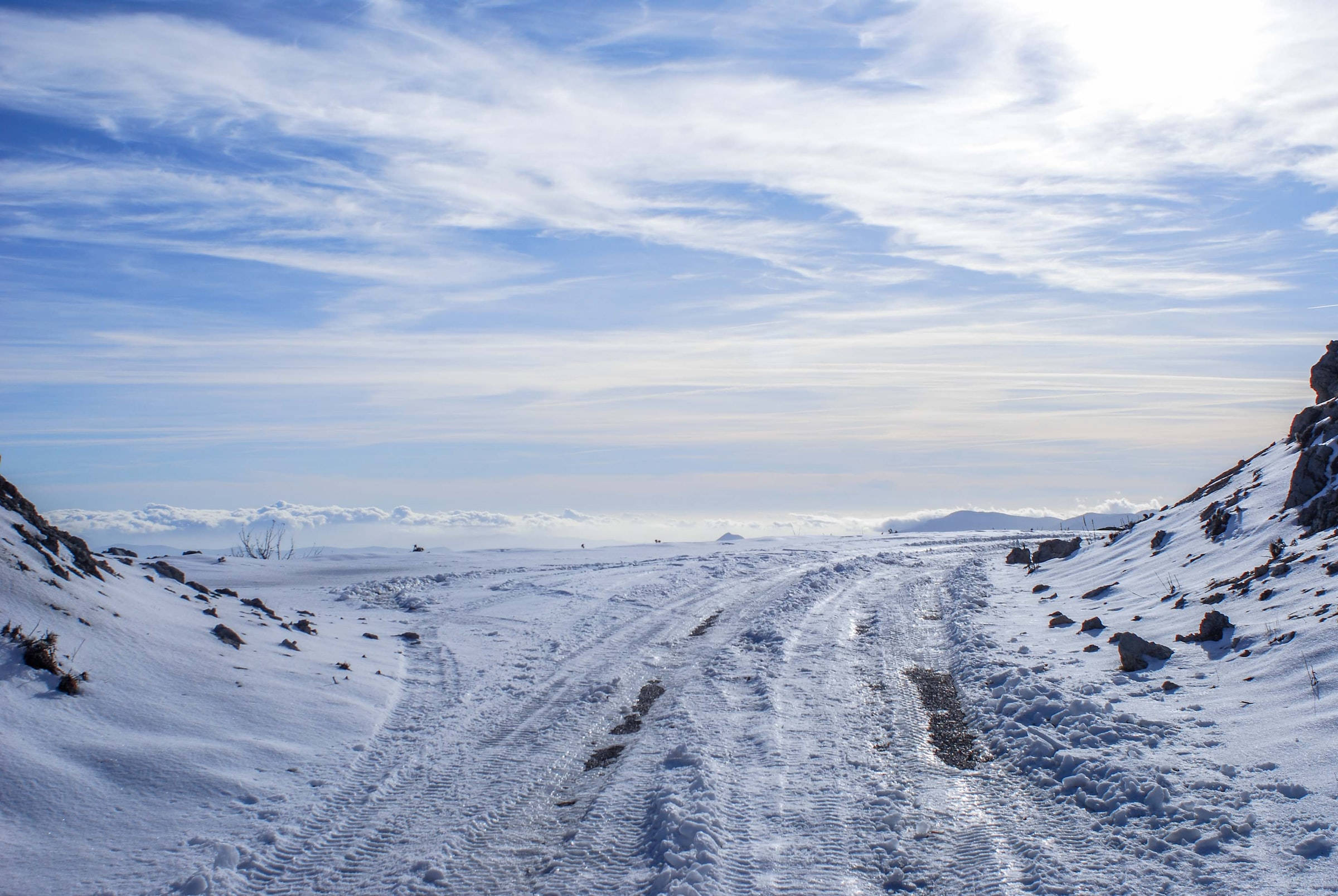 Paisaje invernal carretera nevada cielo nublado Fondos de pantalla