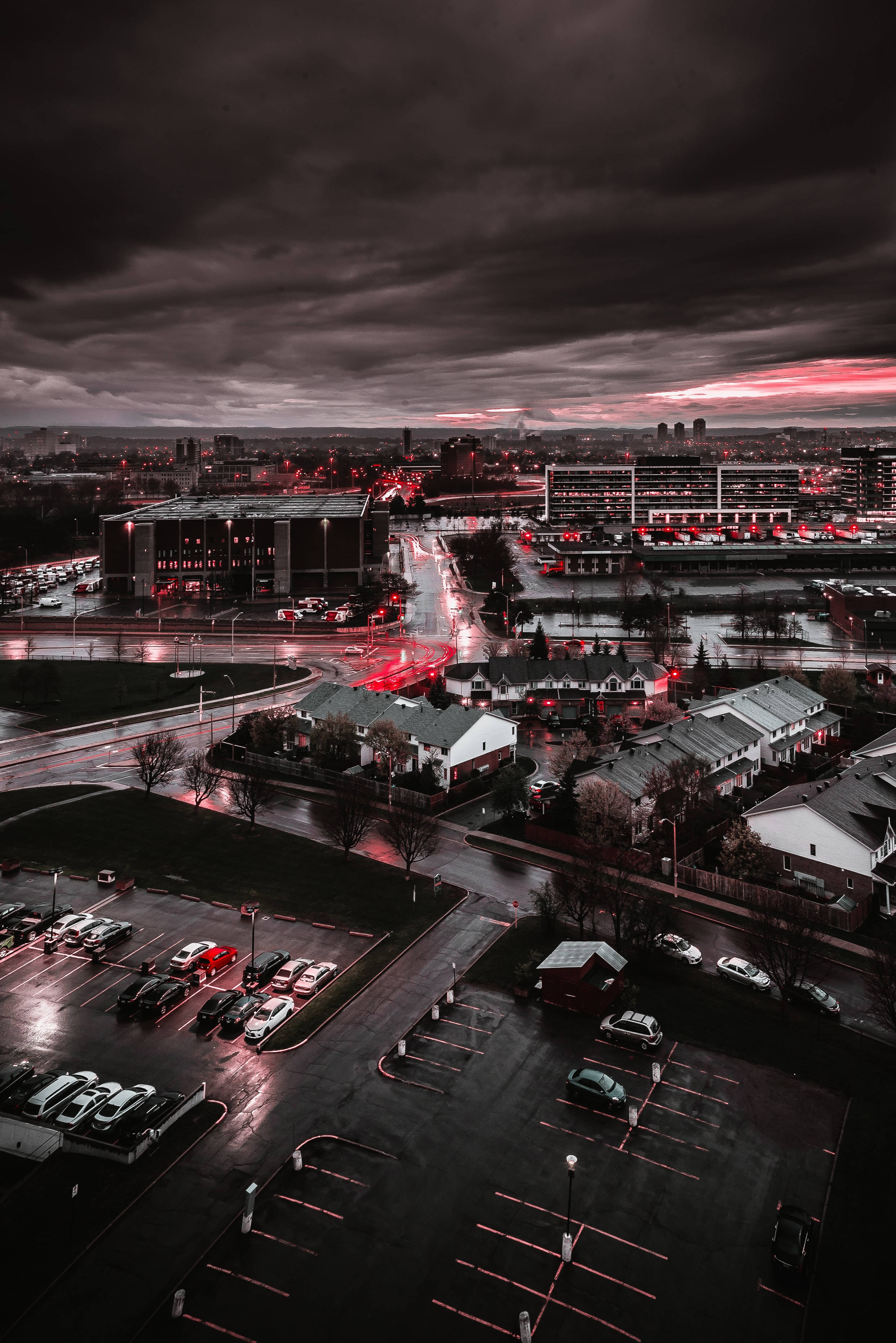 Paisaje urbano en rojo, negro y gris Fondos de pantalla