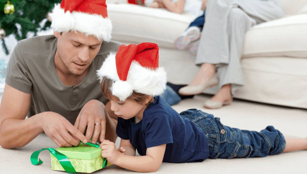 Papá e hijo abriendo regalos de Navidad Fondos de pantalla