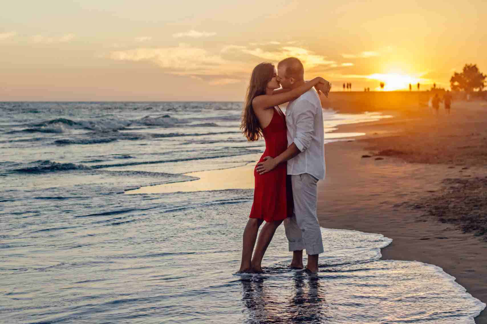 Pareja Besándose Romance Atardecer Brillante Fondos de pantalla