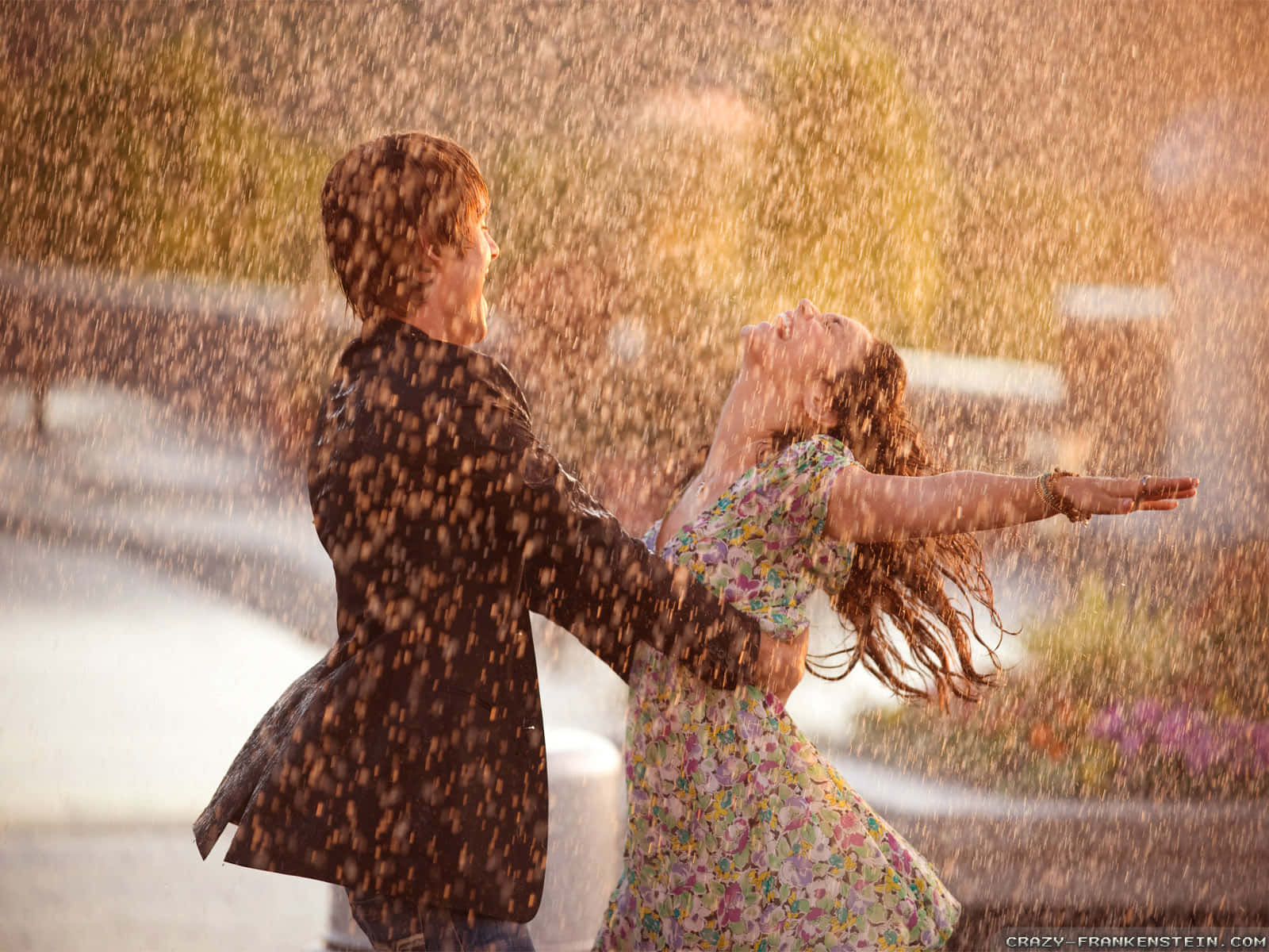 Pareja caminando bajo la lluvia tomados de la mano Fondos de pantalla