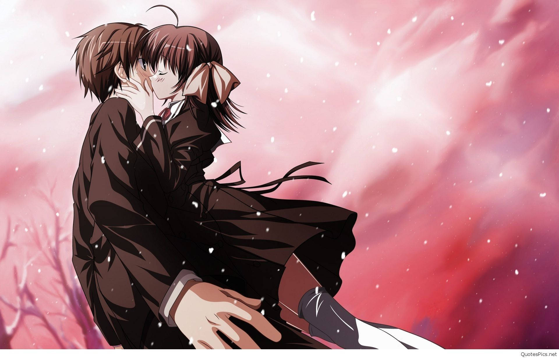 Pareja de anime abrazándose en cielo rojo Fondos de pantalla