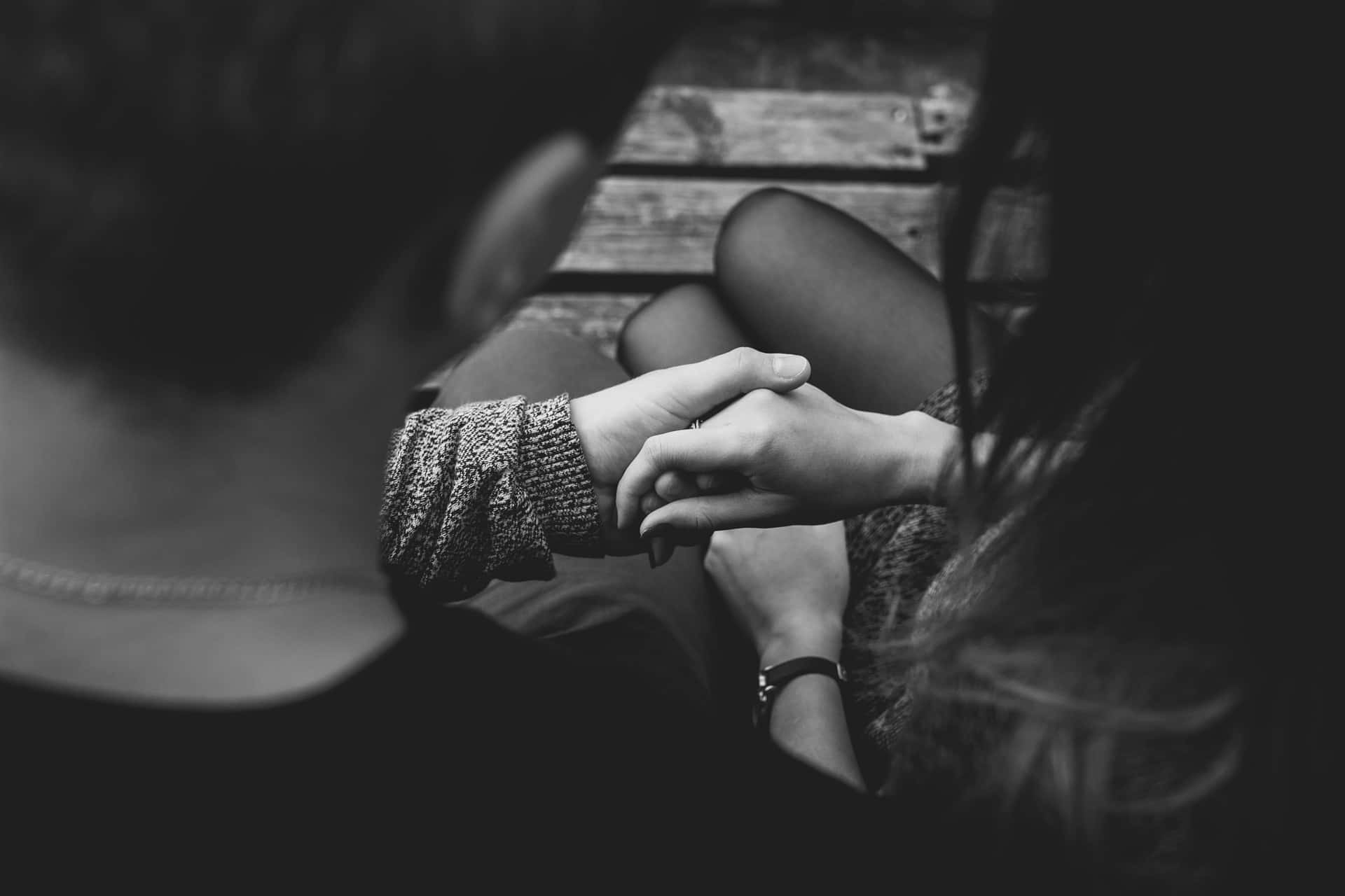 Pareja en escala de grises tomándose de las manos imagen de relación Fondos de pantalla