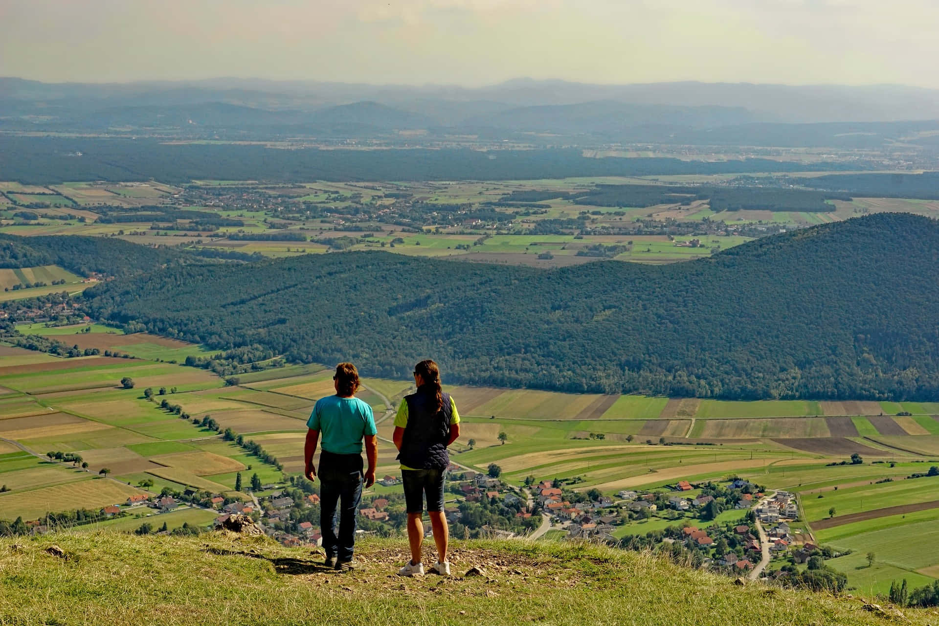 Pareja en la cima de una montaña Fondos de pantalla