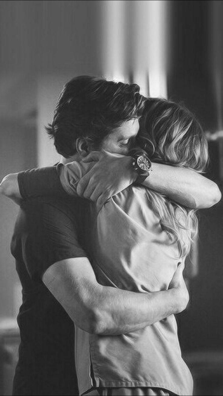 Pareja Linda Abrazándose en Blanco y Negro Fondos de pantalla