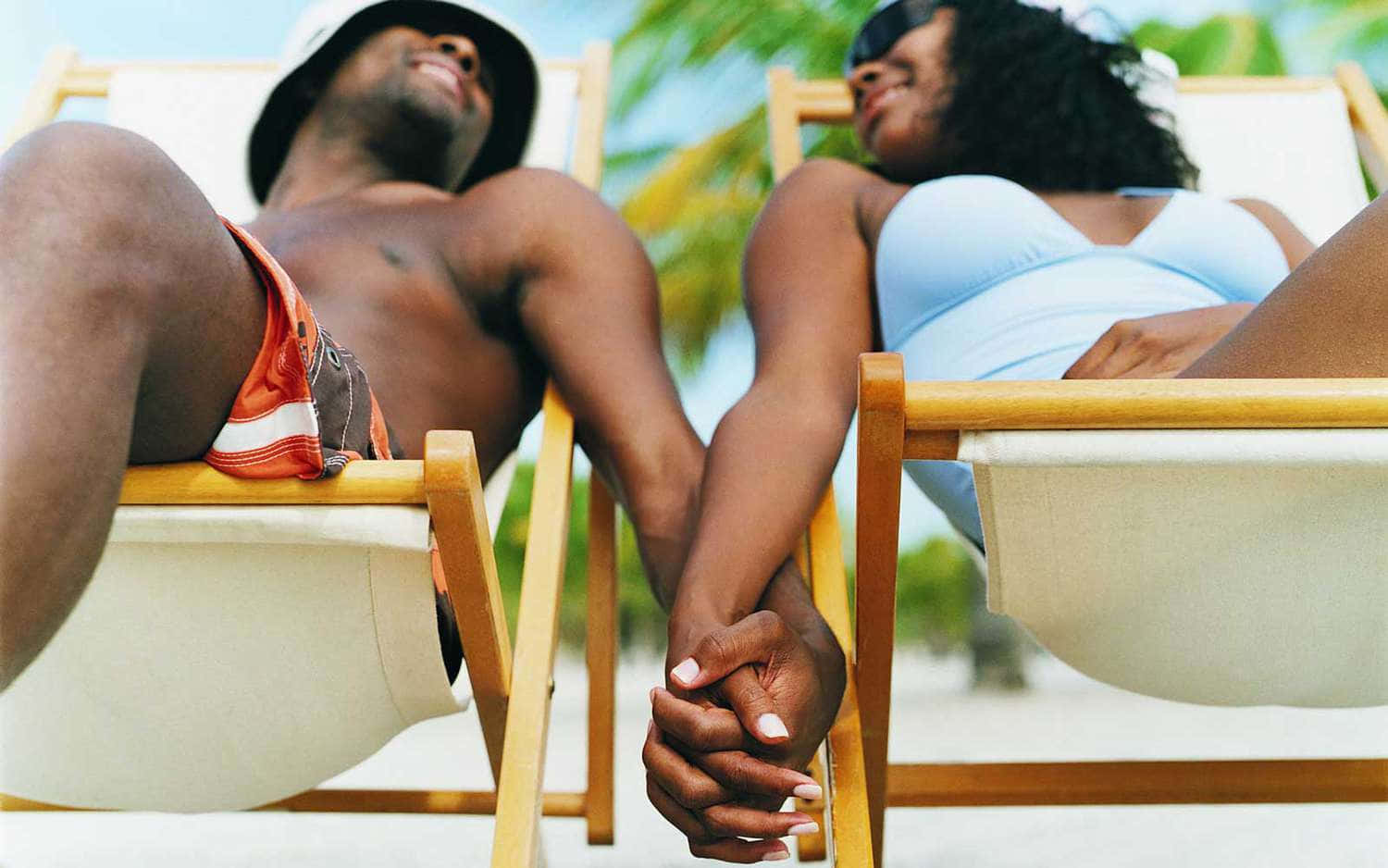 Pareja negra adorable tomada de la mano en verano estética Fondos de pantalla