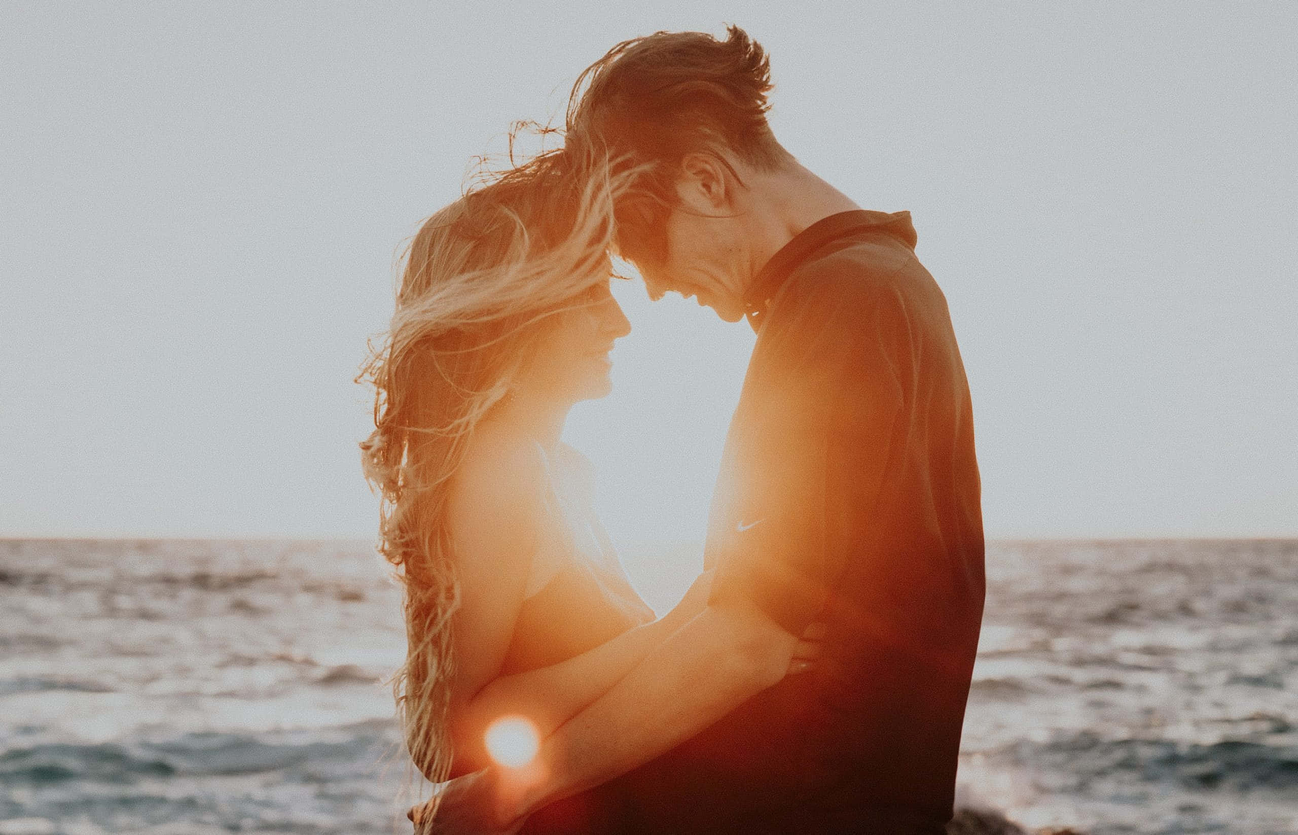 Pareja romántica en cita al atardecer Fondos de pantalla