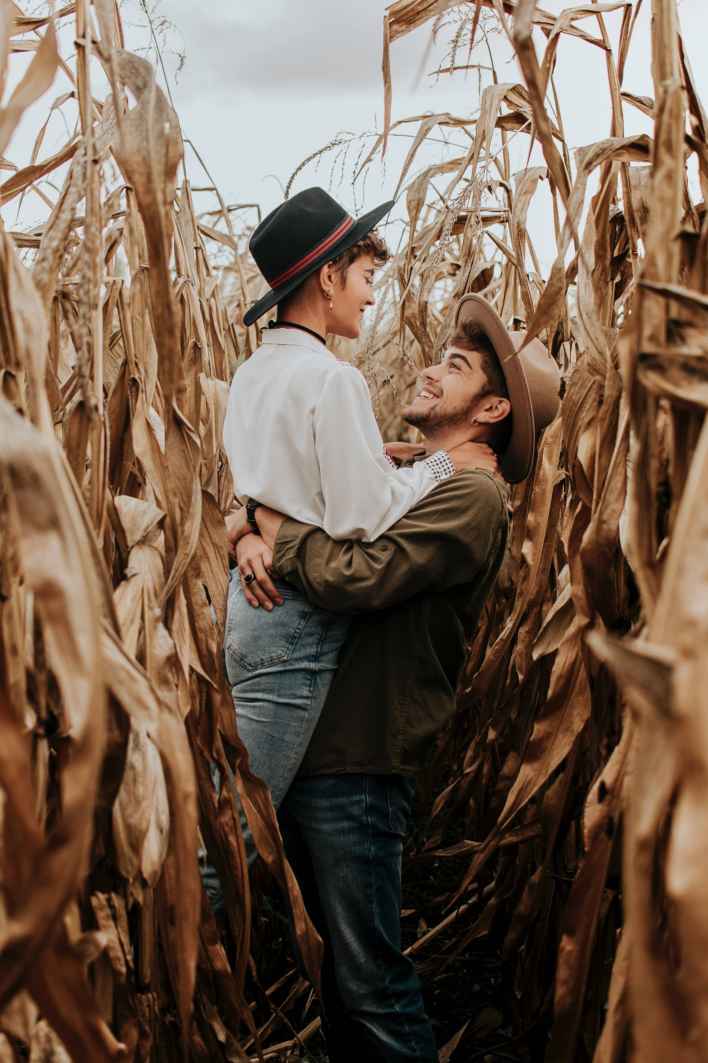 Pareja Vintage Abrazándose en un Campo de Maíz Fondos de pantalla