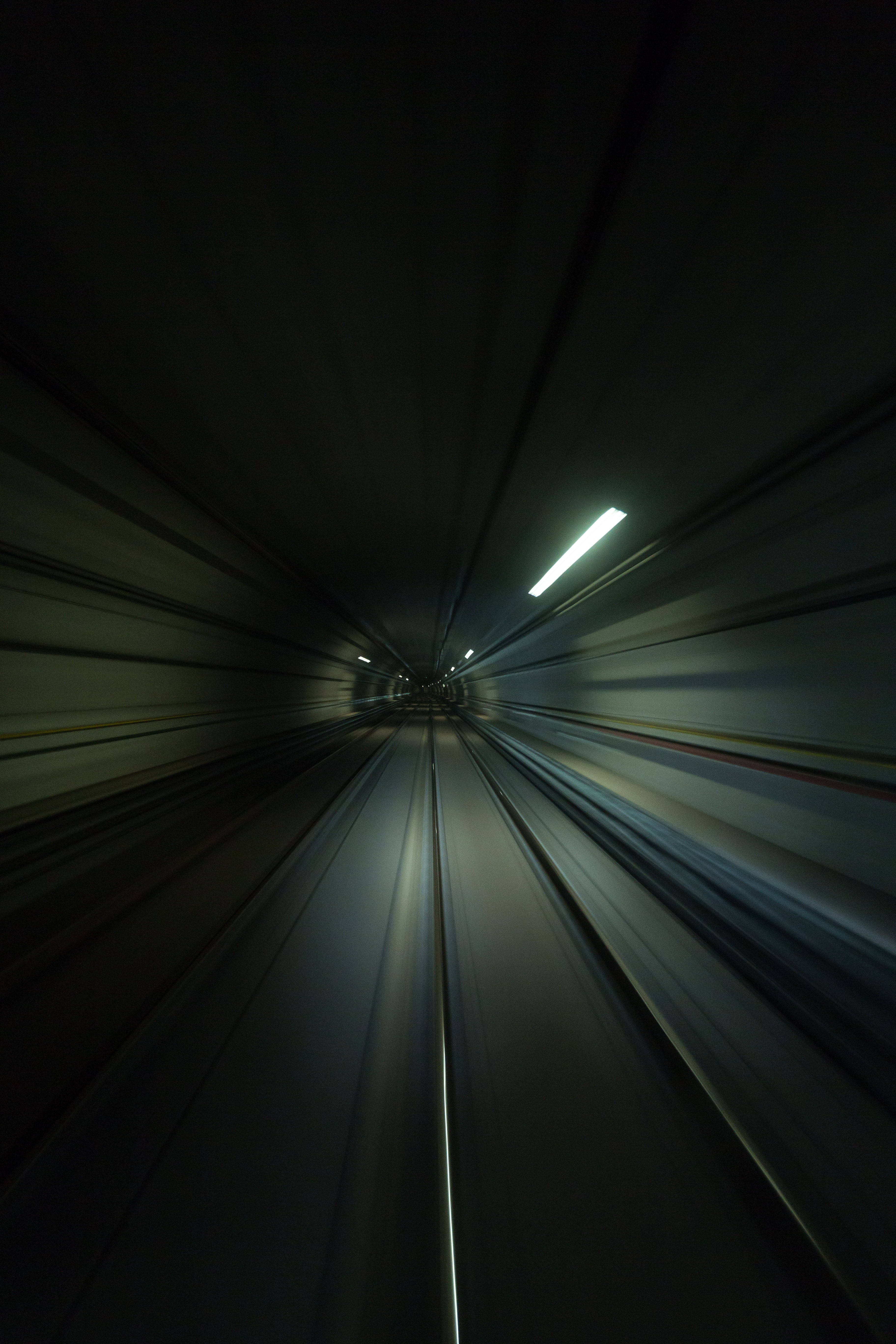 Pasando un túnel a alta velocidad para iPhone Fondos de pantalla