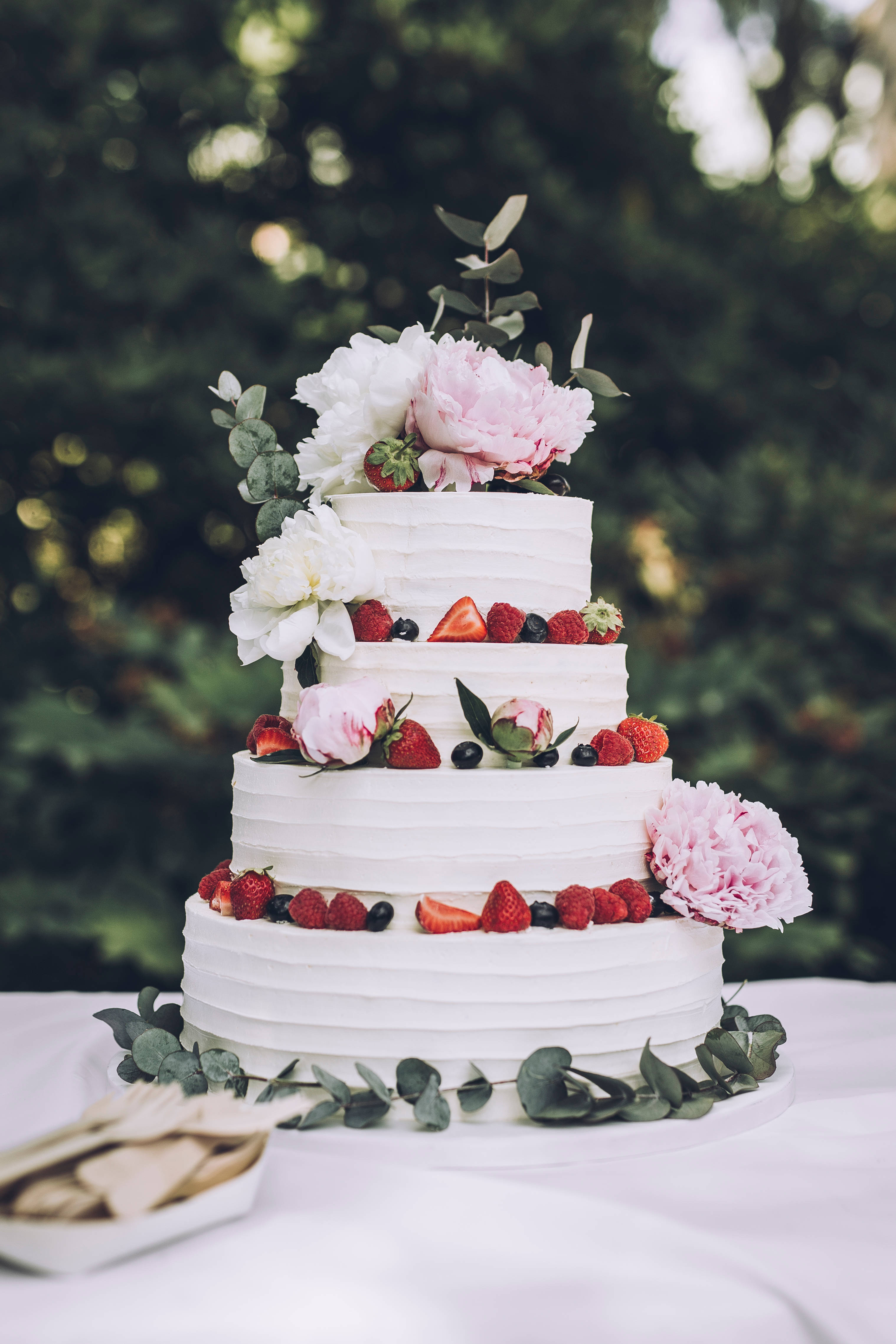 Pastel de Bodas con Rosas y Frutos Rojos Fondos de pantalla