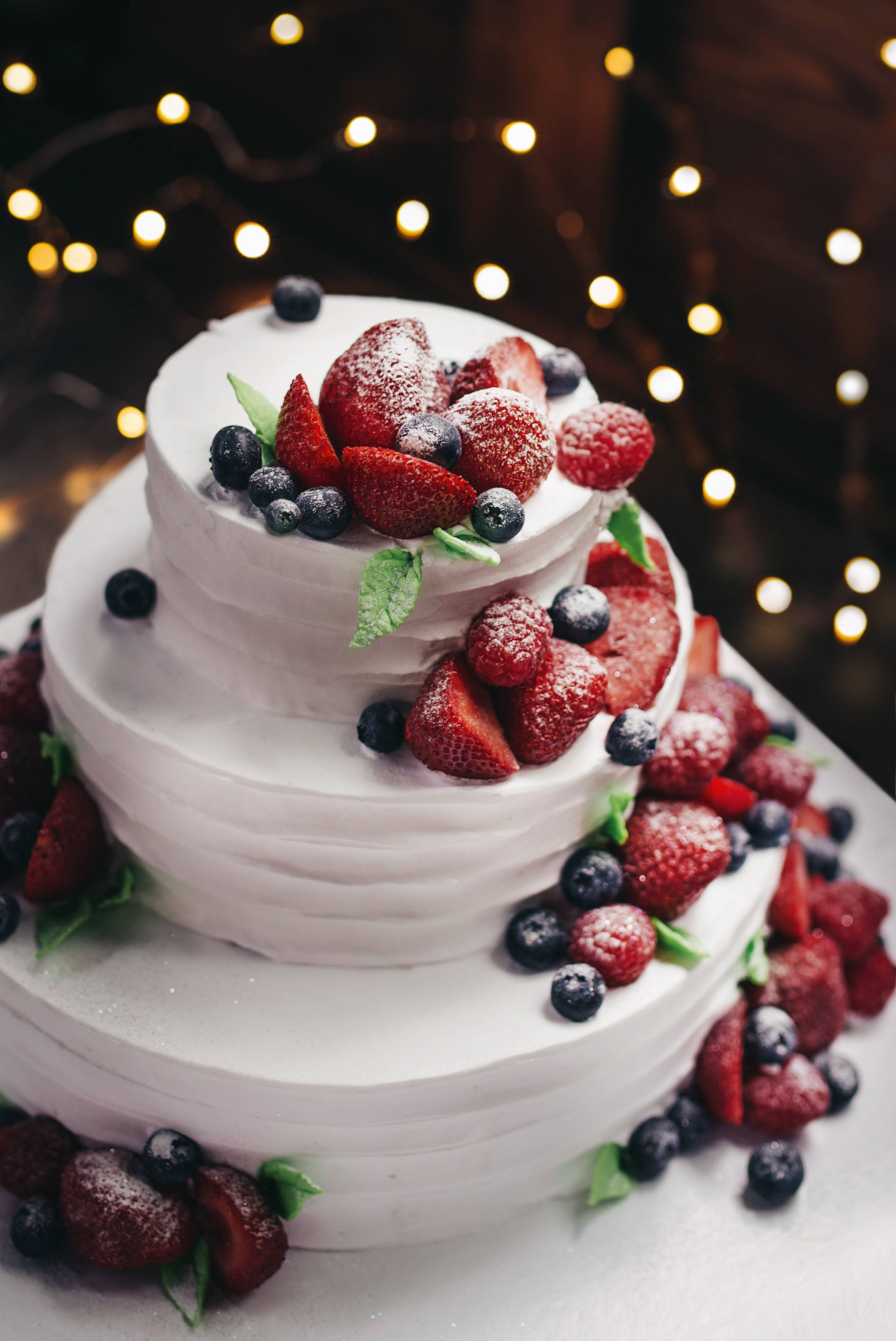 Pastel de Bodas de Varias Capas con Bayas Mixtas Fondos de pantalla