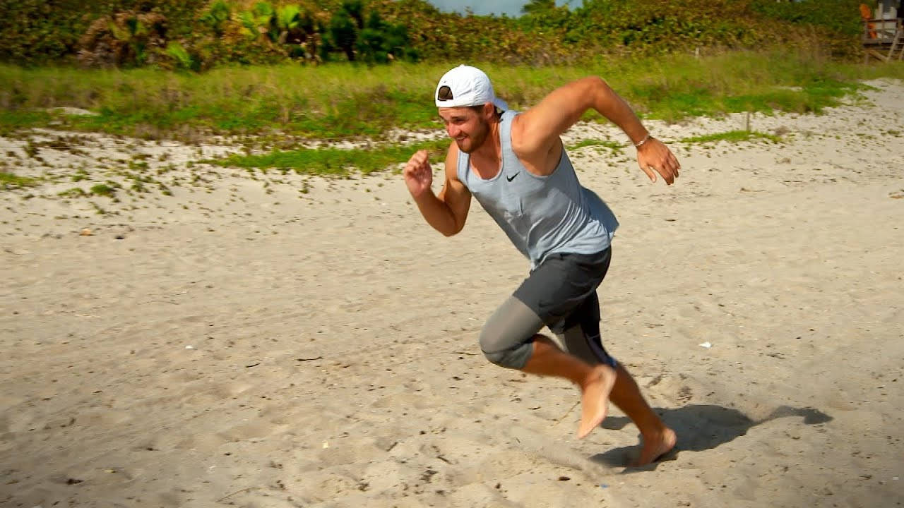 Patrick Rodgers corriendo en la playa Fondos de pantalla