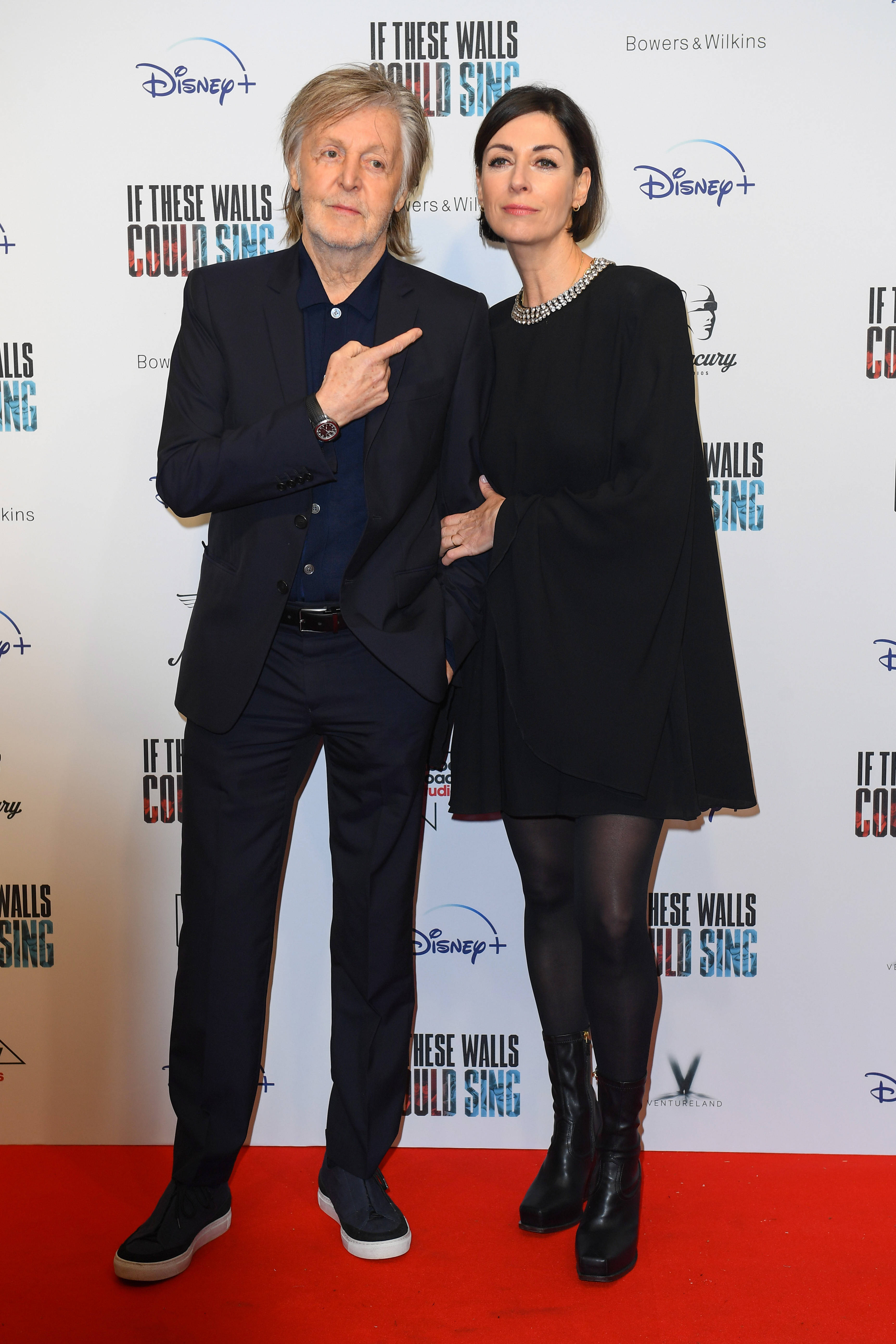 Paul McCartney señalando a su hija Mary Fondos de pantalla