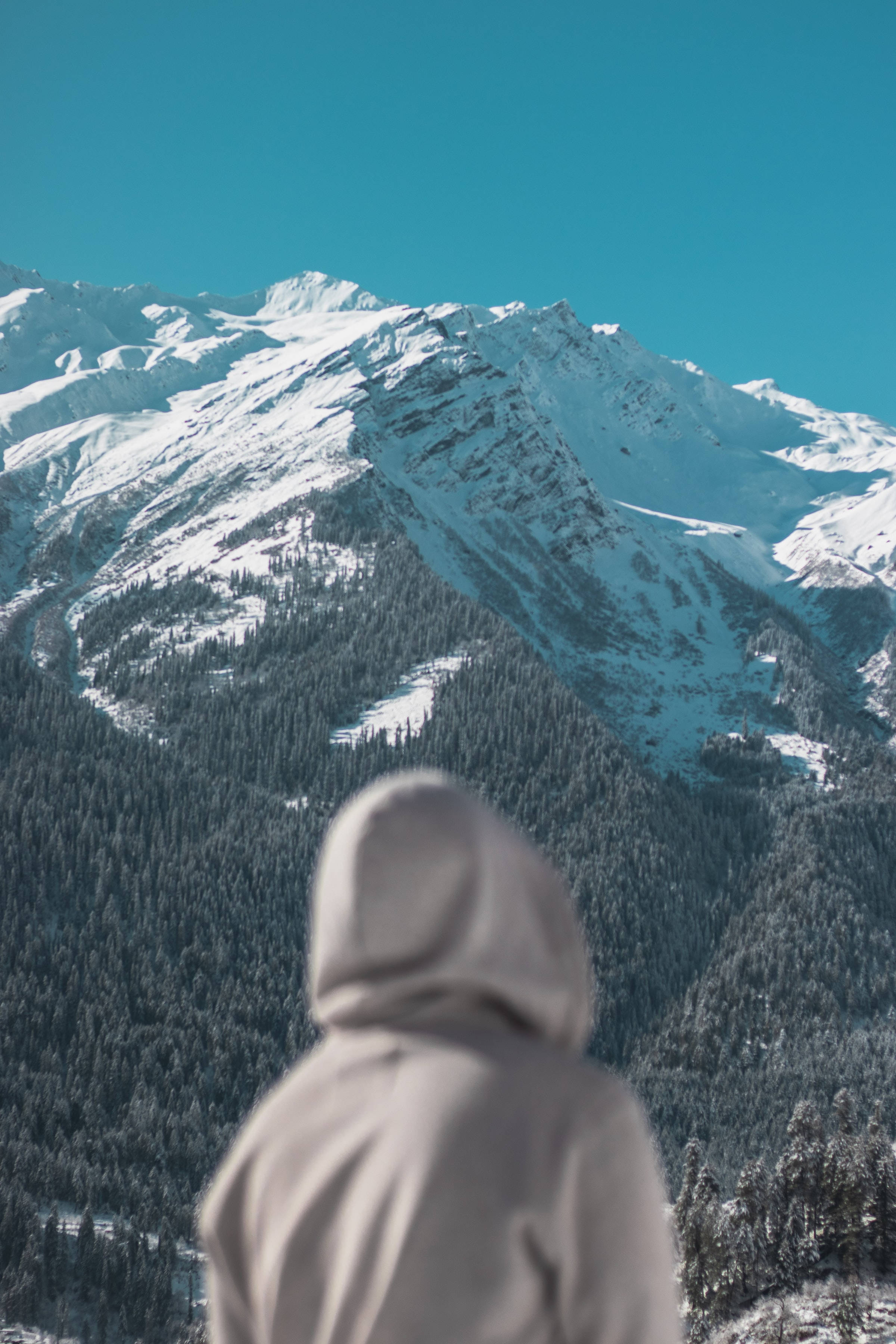 Perfil de Figura Encapuchada Frente a una Montaña Nevada Fondos de pantalla