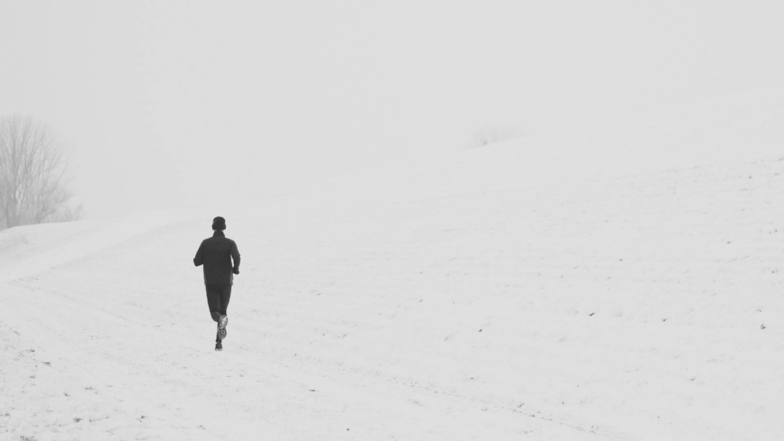 Persona Corriendo en Camino Nevado Fondos de pantalla