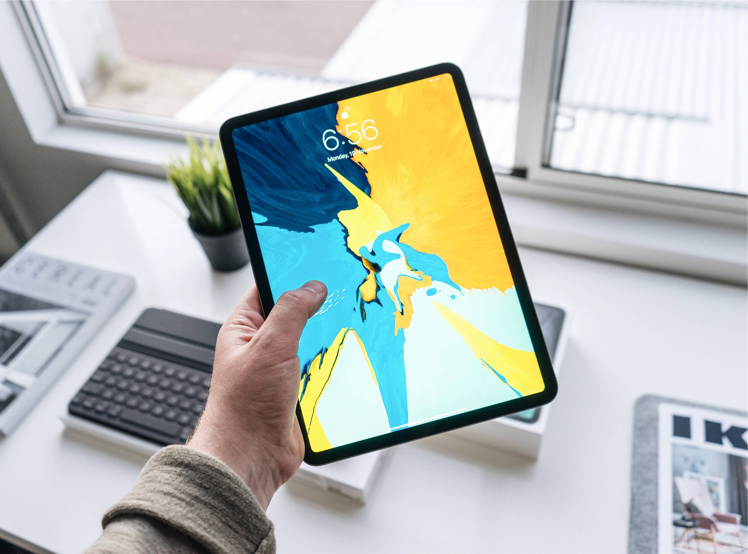 Persona Sosteniendo un Apple iPad Pro Fondos de pantalla