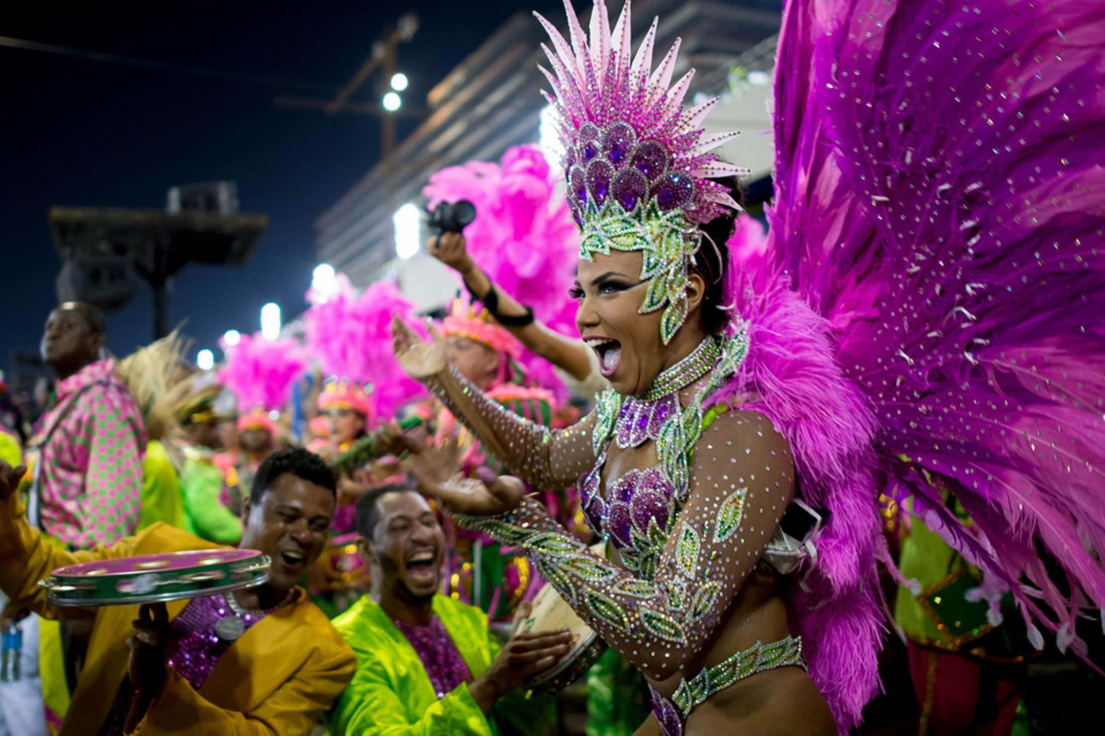 Personas con Grandes Sonrisas y Disfraces de Carnaval Púrpura Fondos de pantalla
