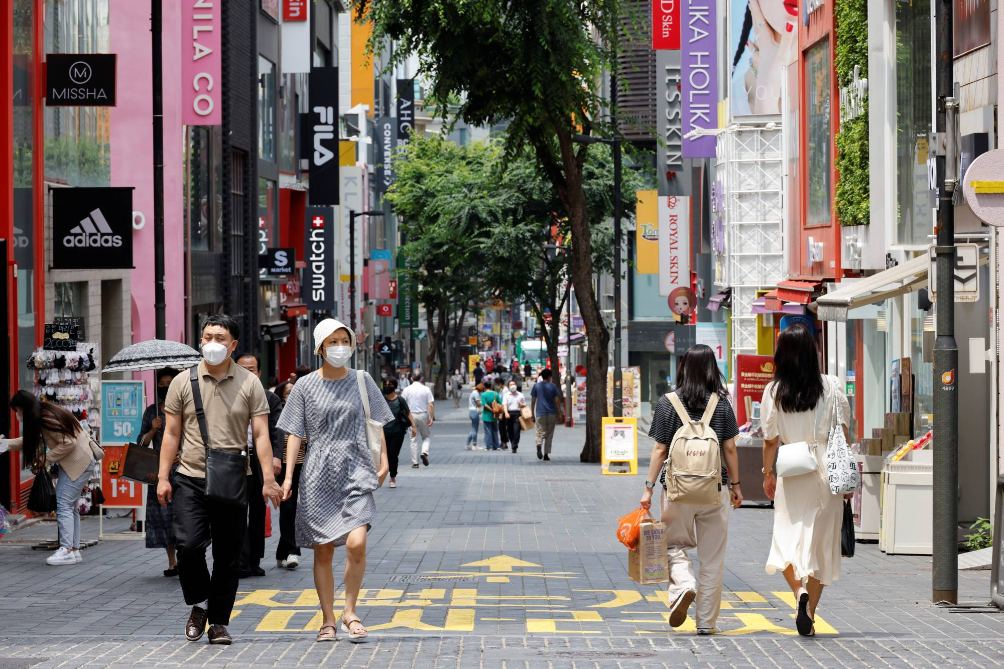 Personas con mascarillas médicas en una multitud Fondos de pantalla