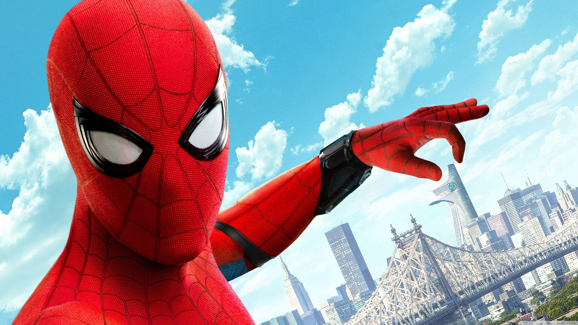 Spiderman tomándose una selfie levantando la Torre de los Vengadores y mostrándola pequeña.