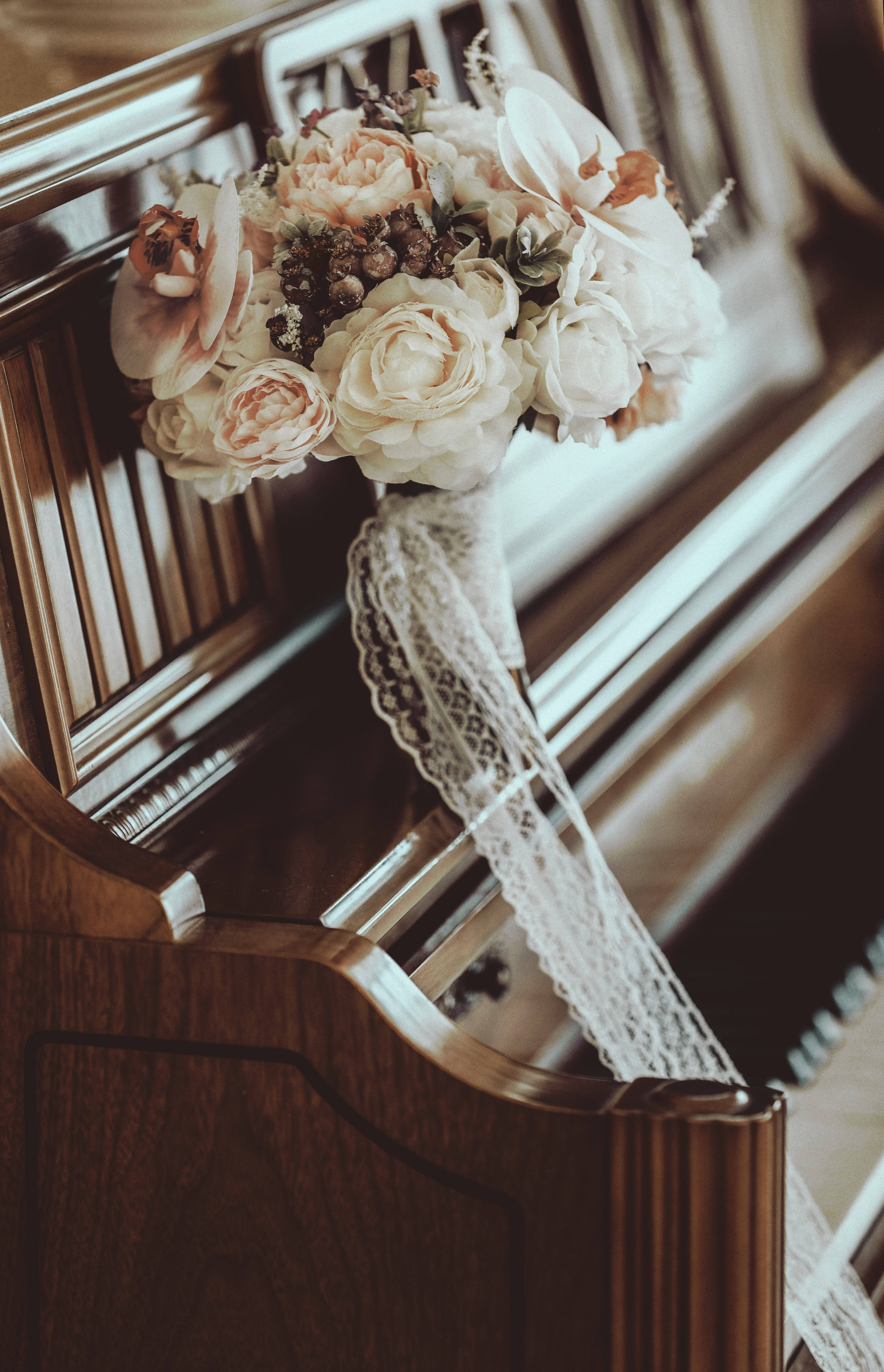 Piano con Ramo de Flores de Mano Fondos de pantalla