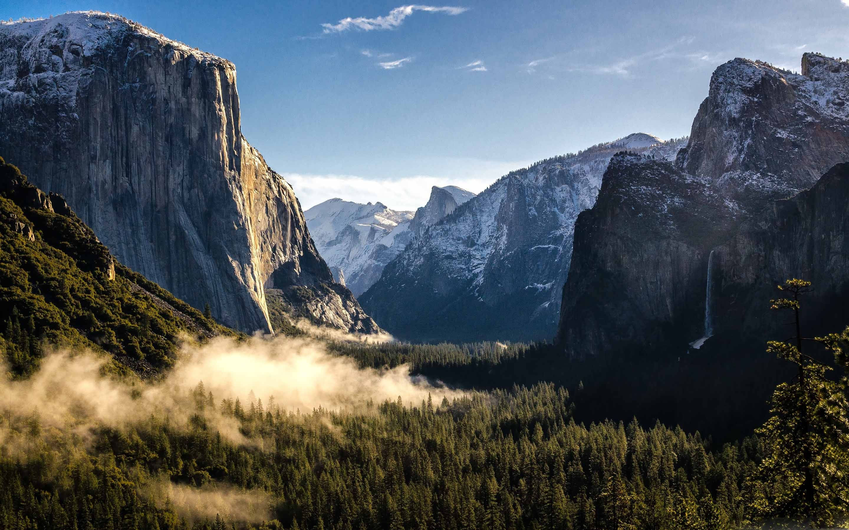Picos nevados del Valle de Yosemite reflejados por MacBook Fondos de pantalla