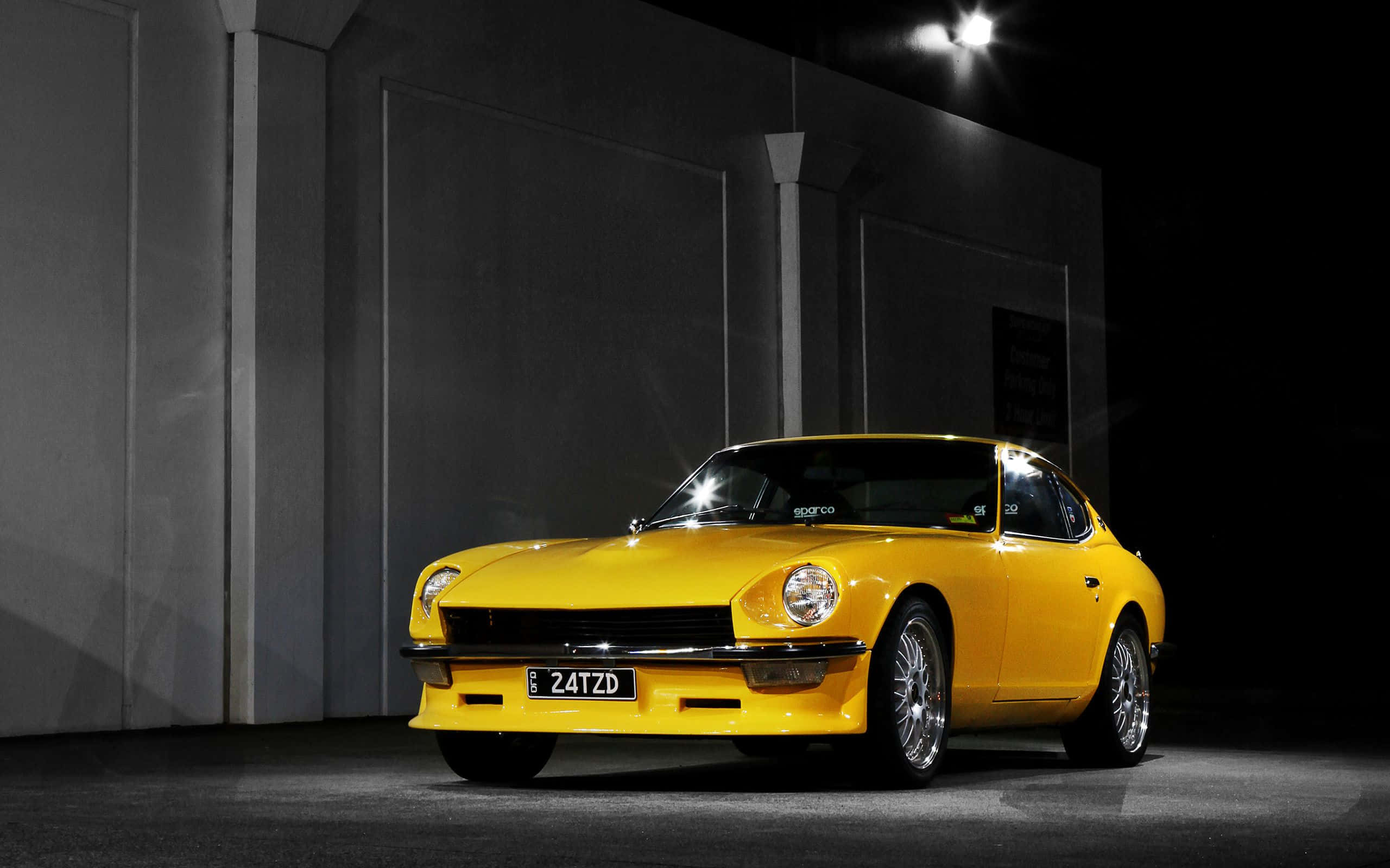 Pie de foto: Impresionante Auto Clásico Datsun en Acción Fondos de pantalla