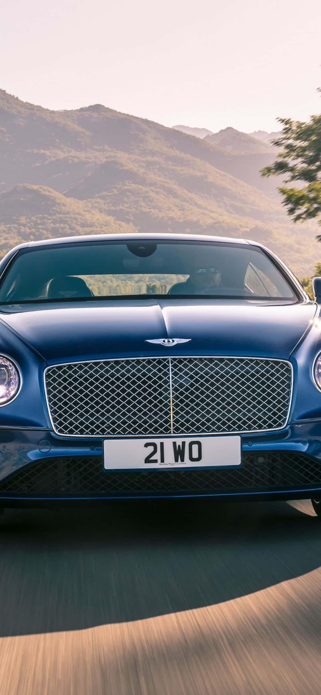 Pie de foto: Paseo lujoso en un Bentley con iPhone Fondos de pantalla