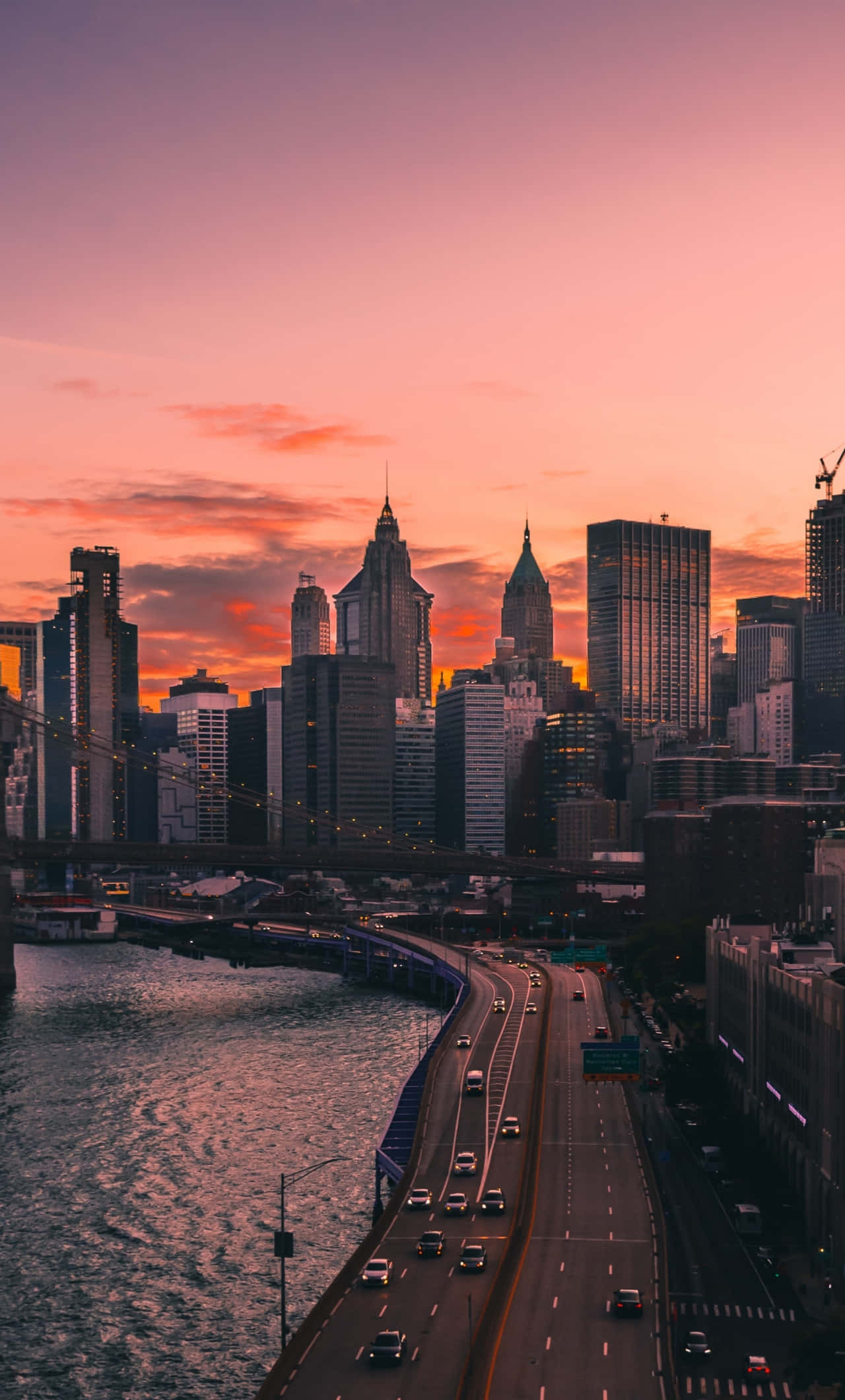 Piérdete en el horizonte de una hermosa ciudad al atardecer Fondos de pantalla