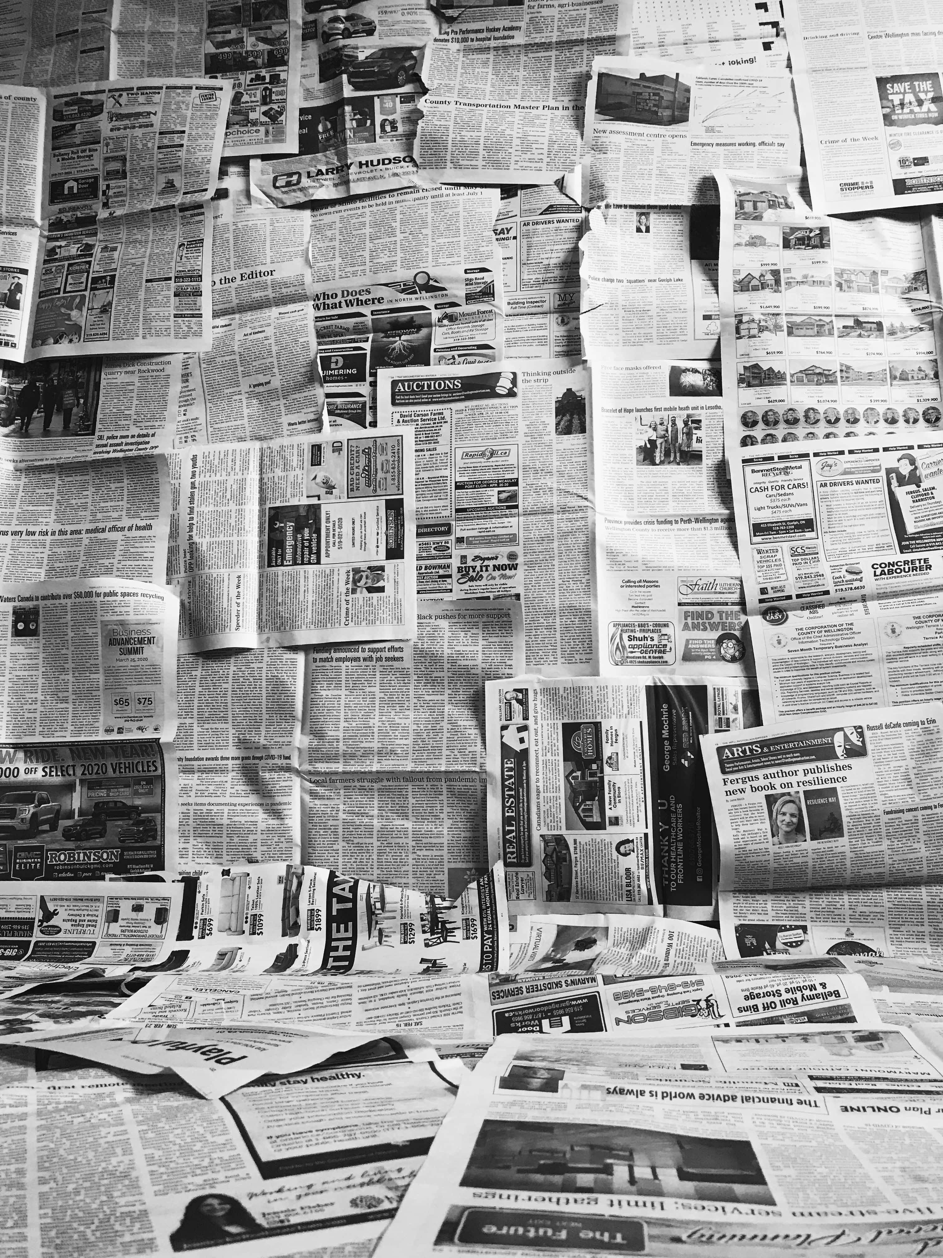 Pilas vintage de periódicos en blanco y negro Fondos de pantalla