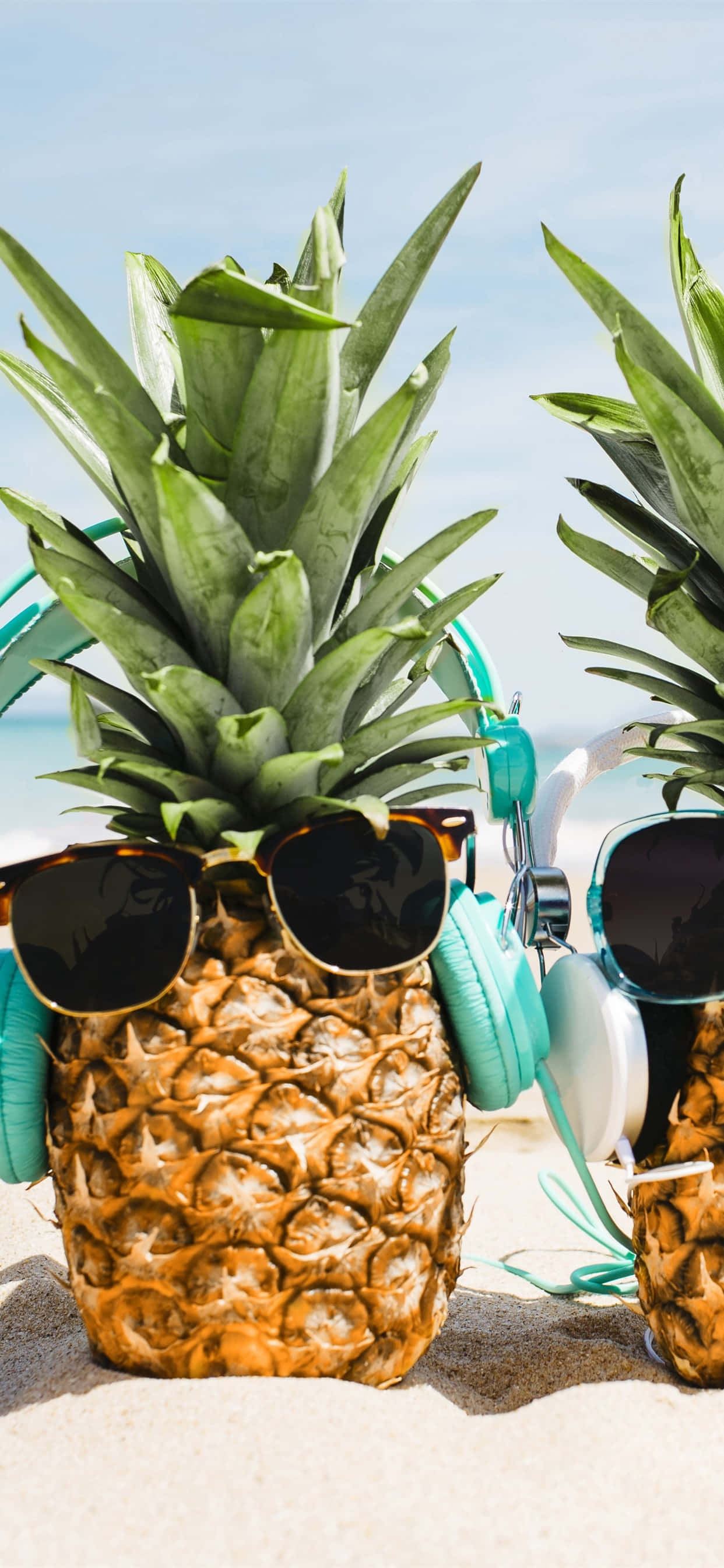 Piña divertida con lentes en la playa Fondos de pantalla