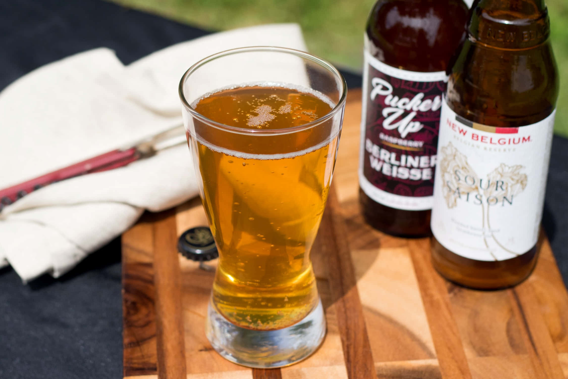 Pinta de cerveza fría en una barra Fondos de pantalla