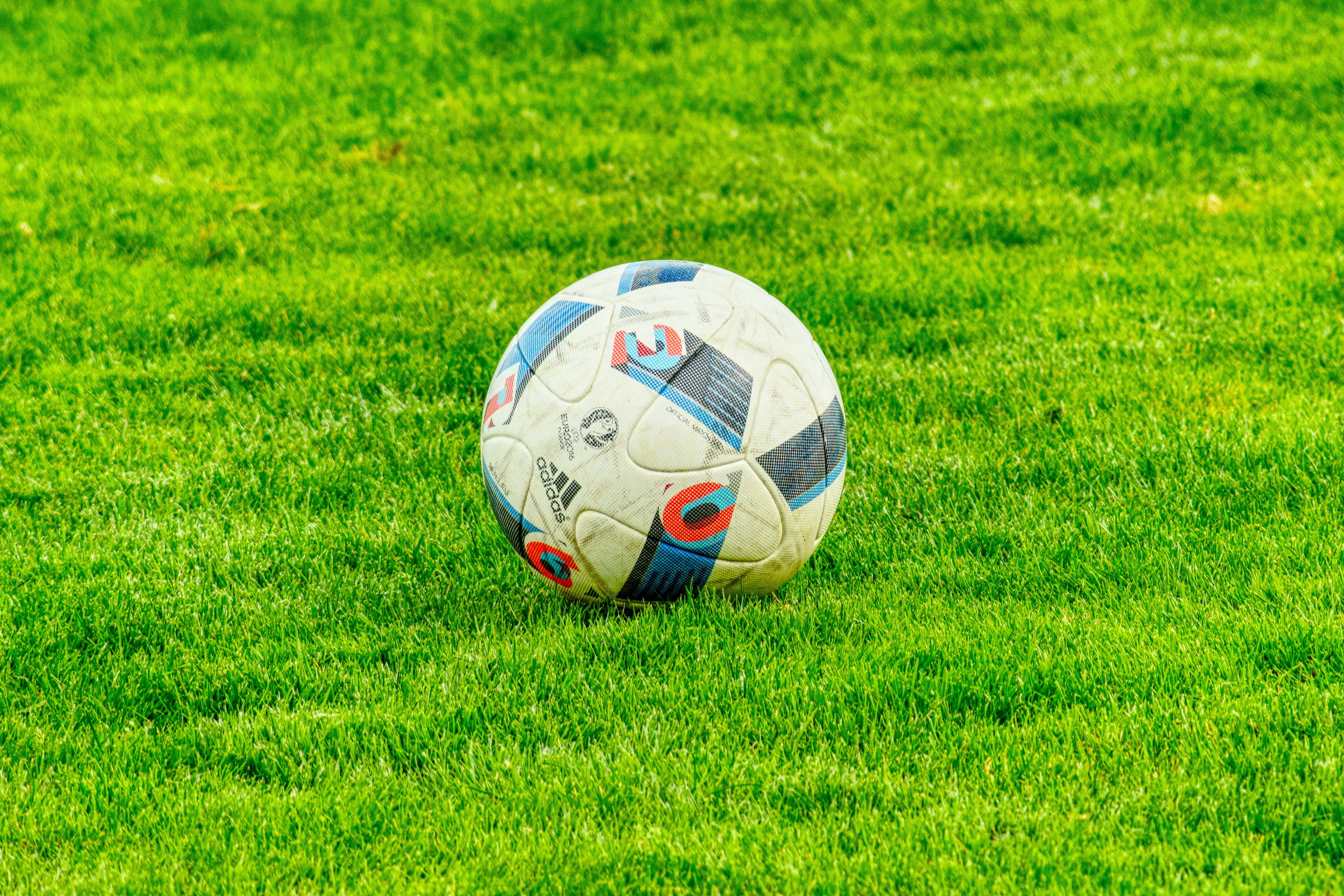 Pisa el campo de fútbol verde Fondos de pantalla