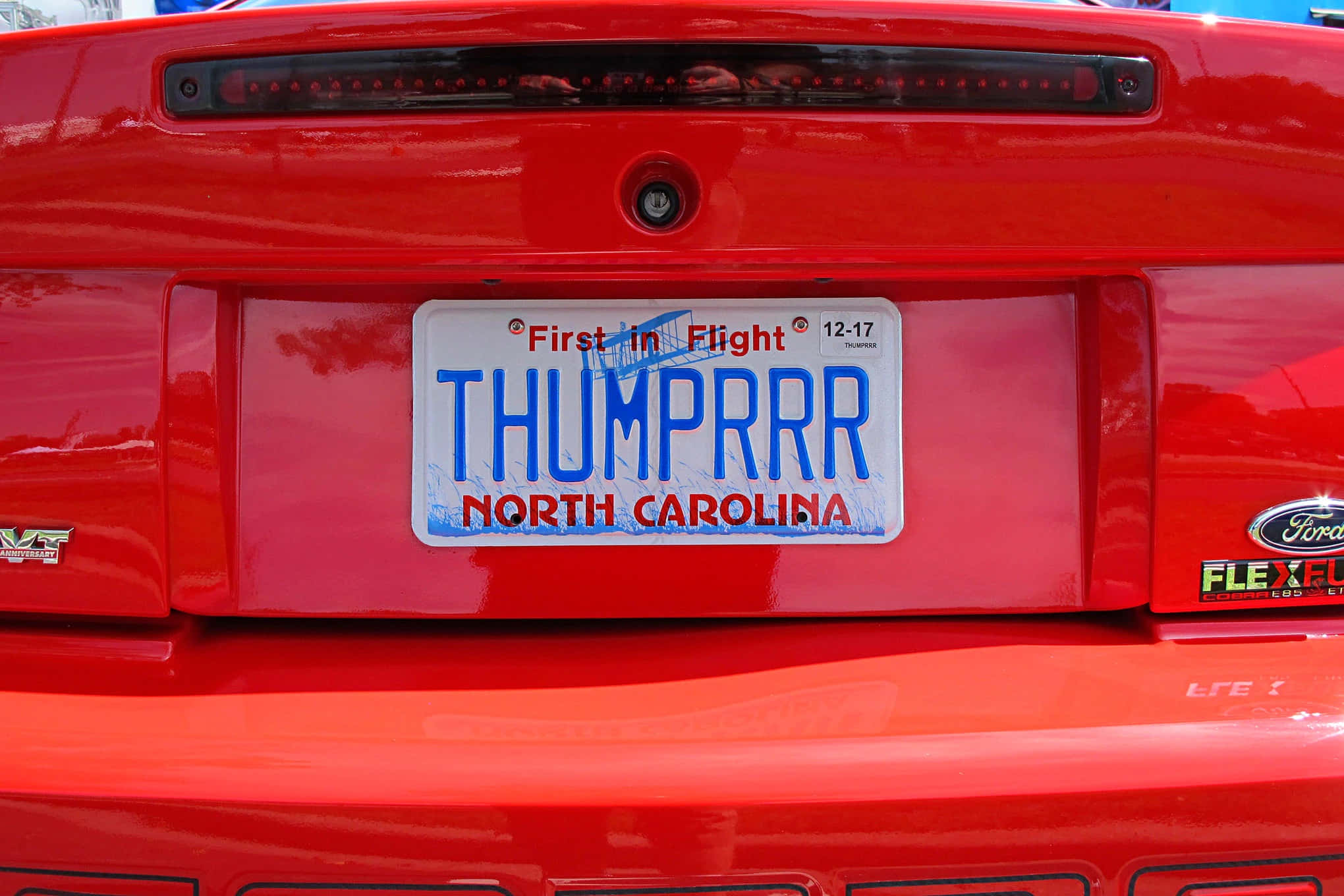 Placa de automóvil personalizada en un vehículo elegante Fondos de pantalla