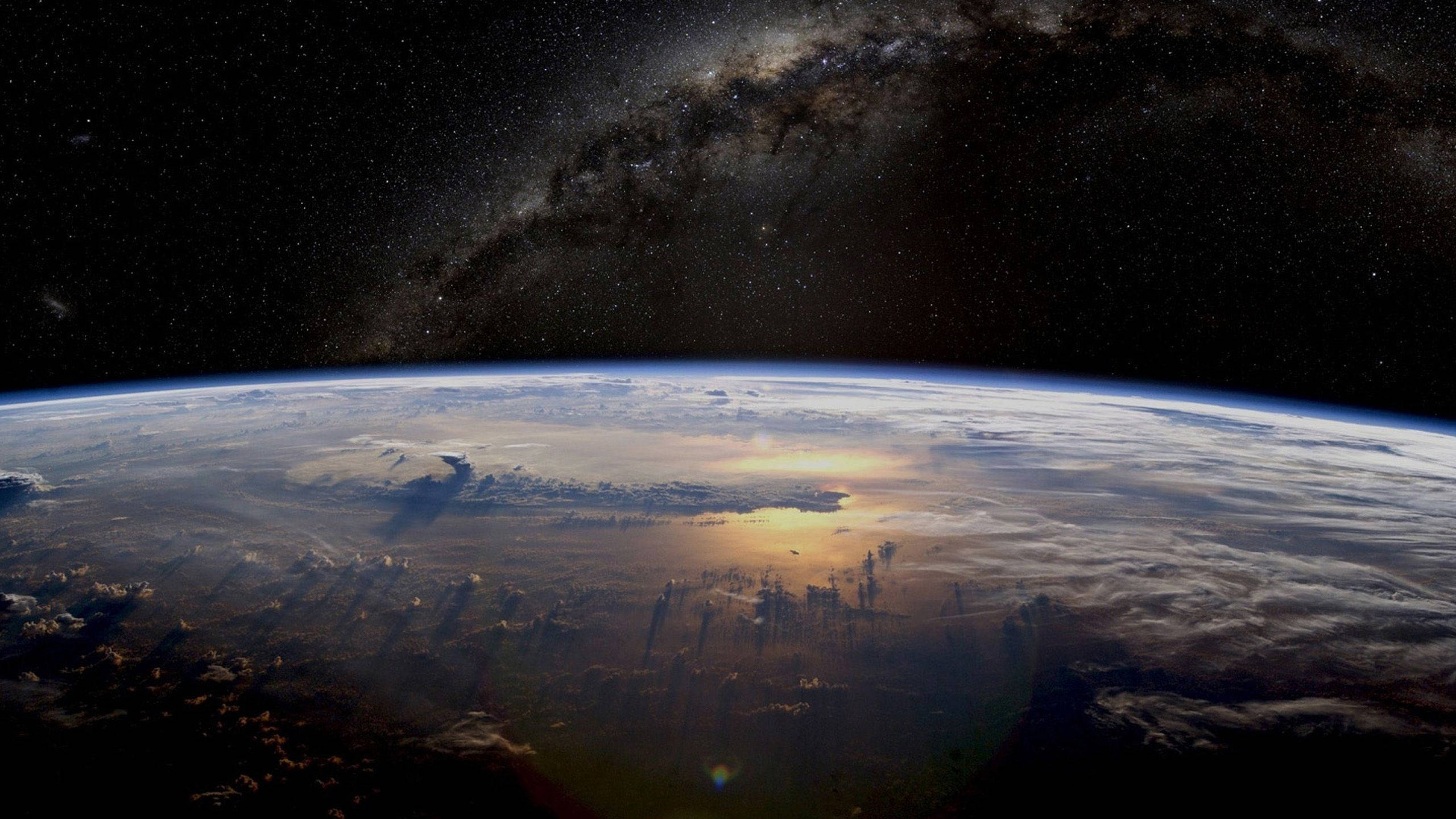 Planeta en el espacio en HD 1440p Fondos de pantalla