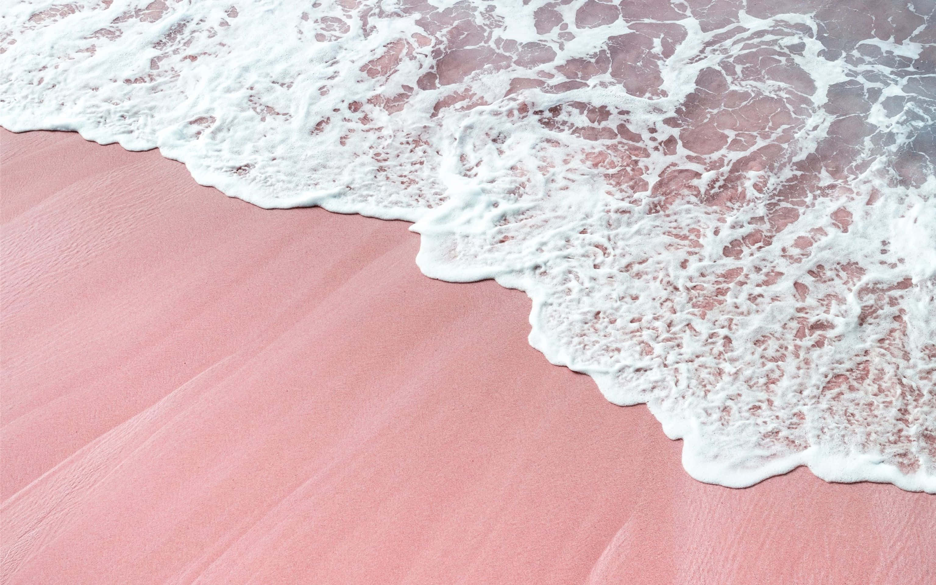 Playa de arena rosa con olas y arena rosa Fondos de pantalla