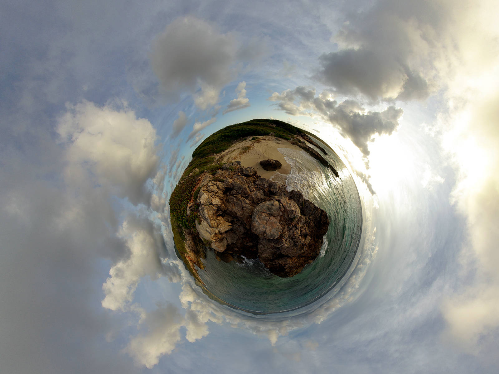 Playa de Naturaleza 4K en una Bola Fondos de pantalla