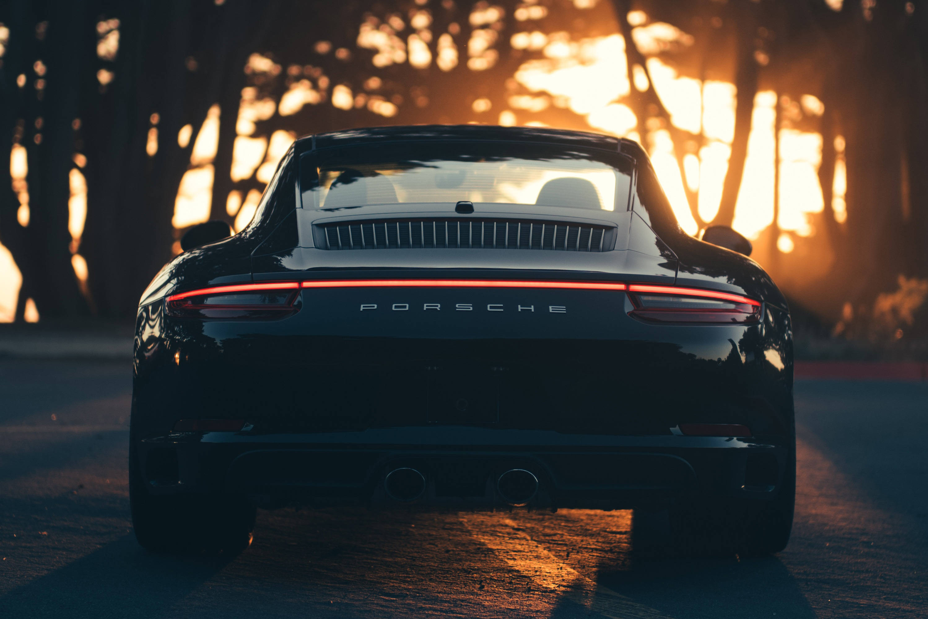 Porsche 911 negro mirando el atardecer Fondos de pantalla