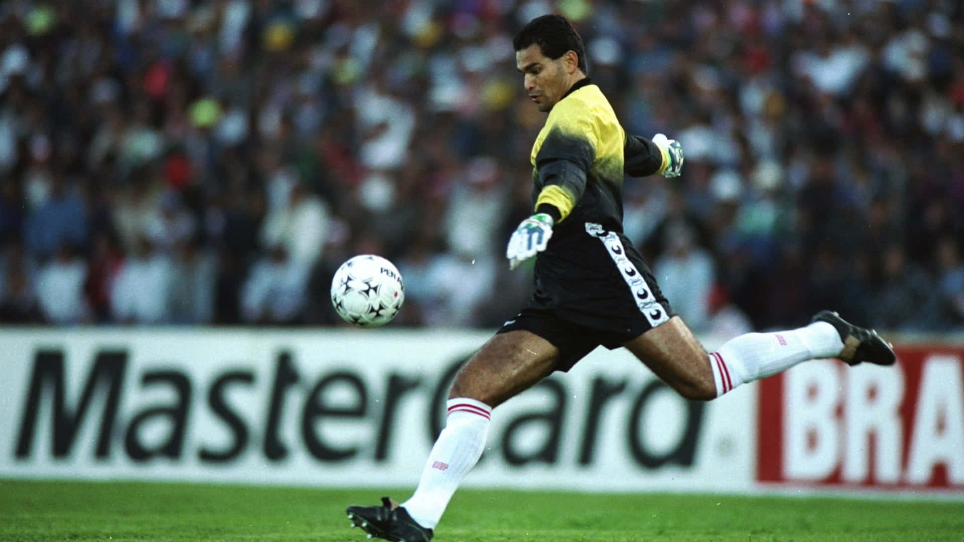 Portero de la Selección Paraguaya José Luis Chilavert Pateando un Balón Fondos de pantalla