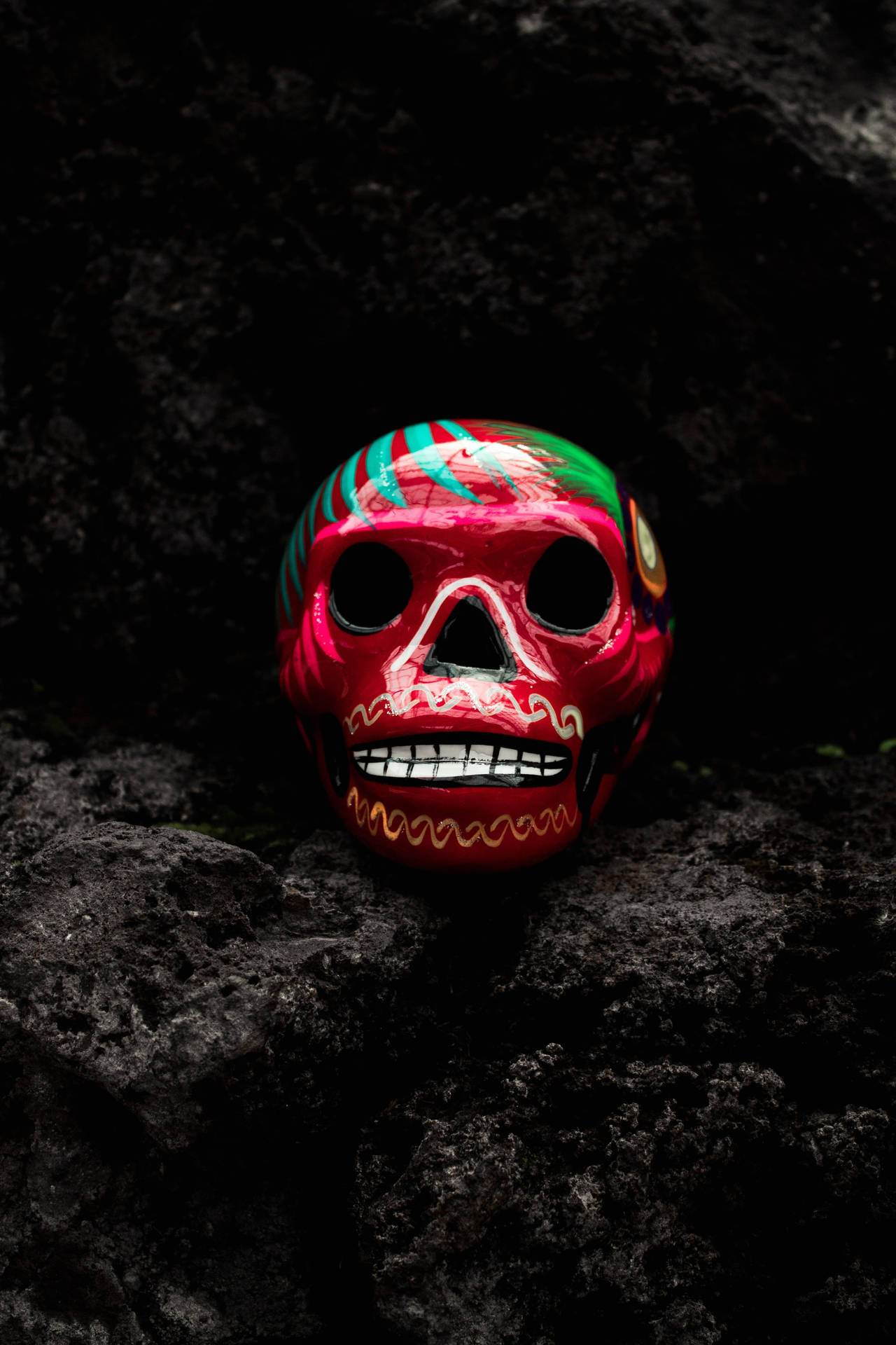 Calavera pintada con pintura roja y verde mostrando arte cultural.